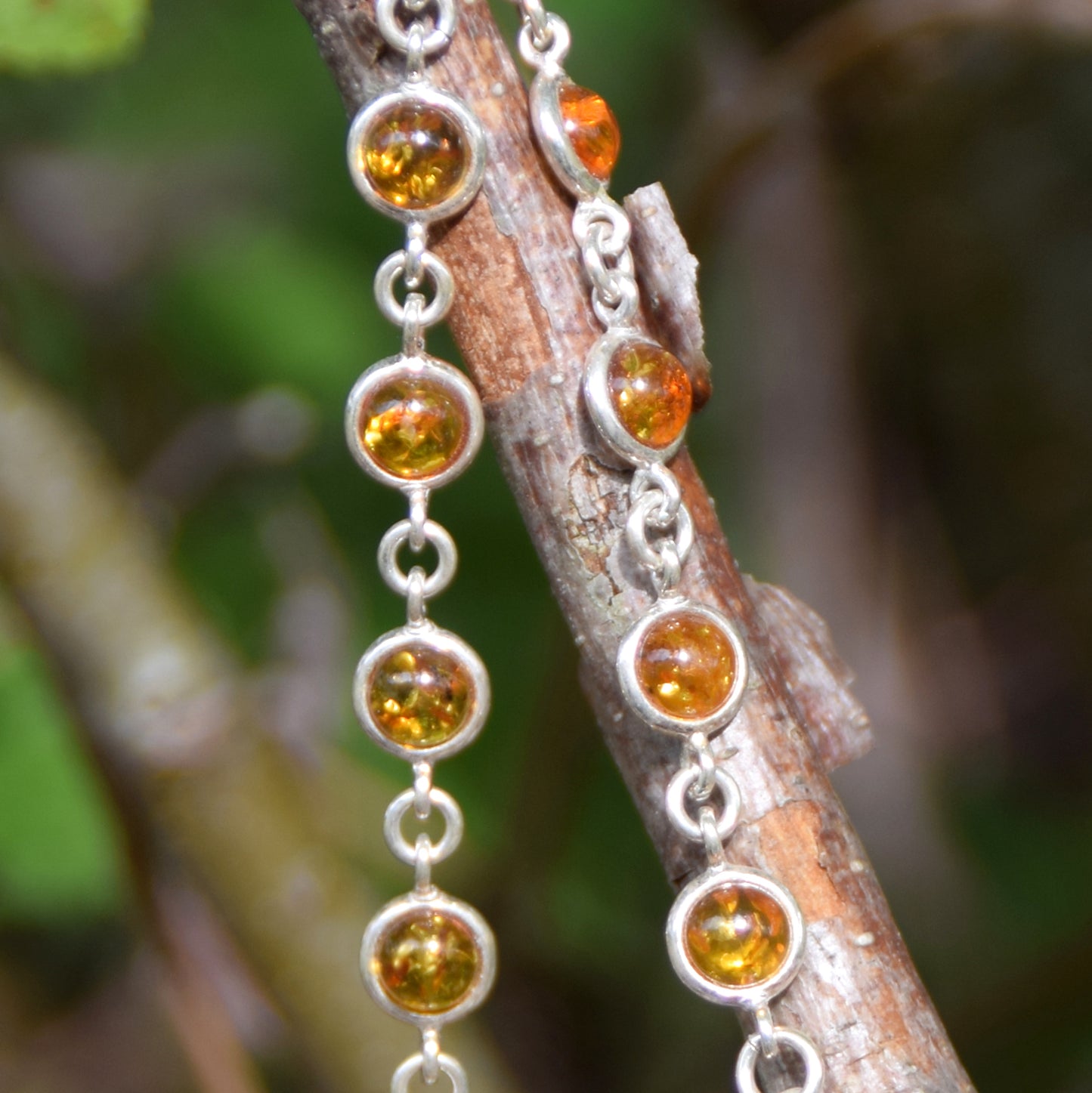 Delicato bracciale regolabile creato con Ambra naturale color cognac e Argento 925, MJ Baltica, BB099