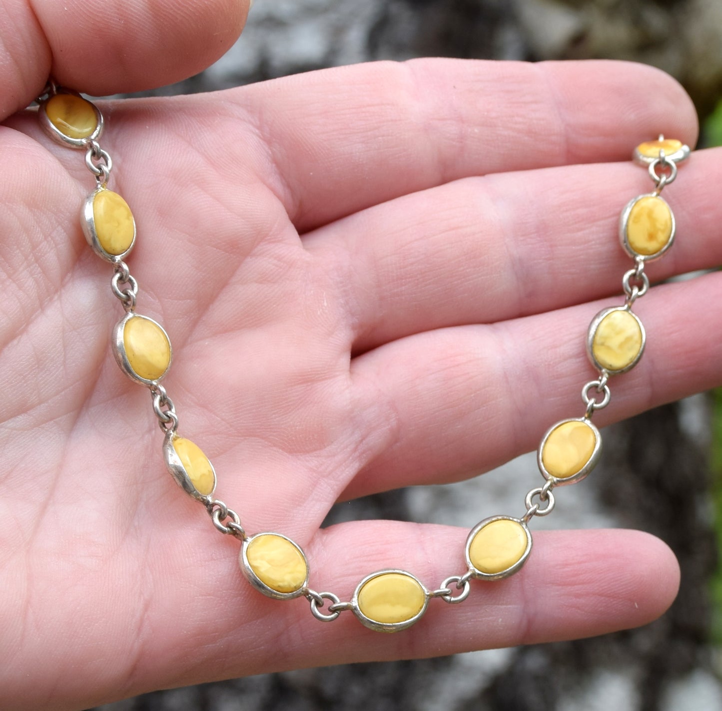 Elegantes Armband im minimalistischen Stil aus kaiserlichem Naturbernstein und 925er Silber, MJ Baltica, BB100