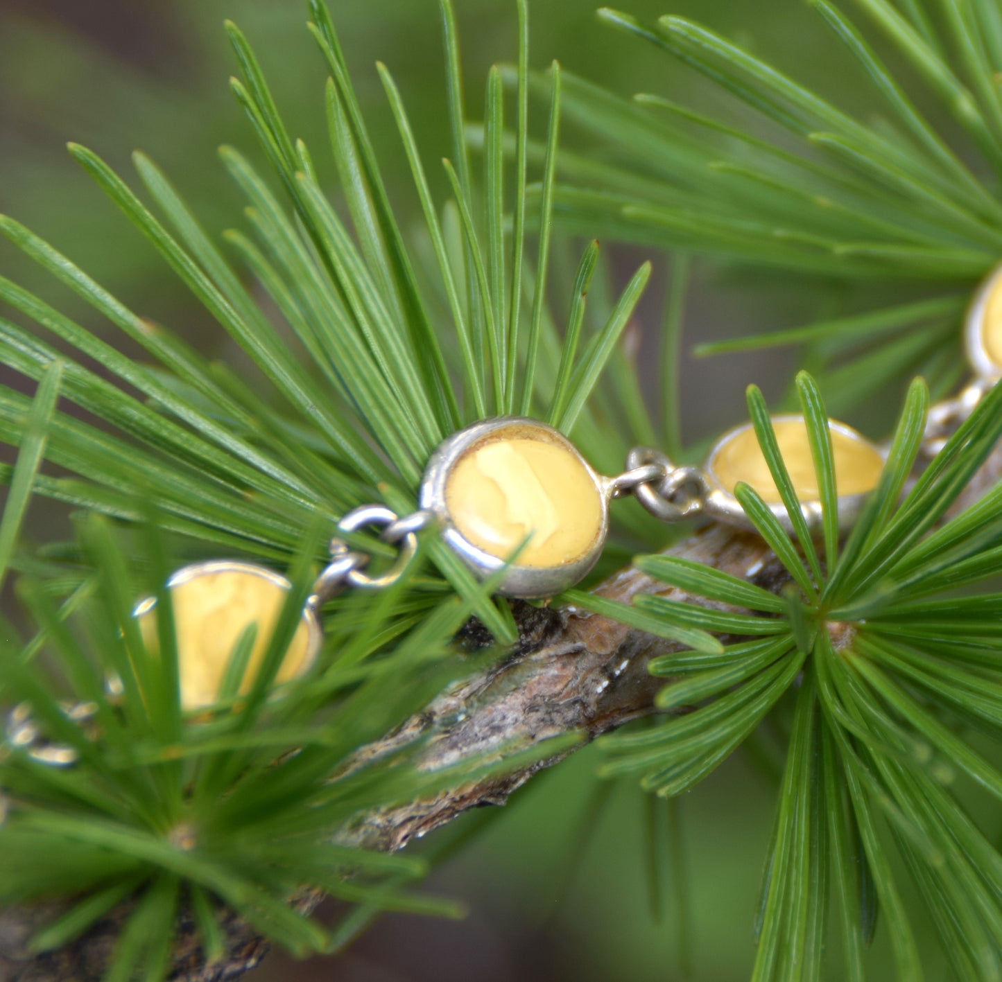 Elegantes Armband im minimalistischen Stil aus kaiserlichem Naturbernstein und 925er Silber, MJ Baltica, BB100