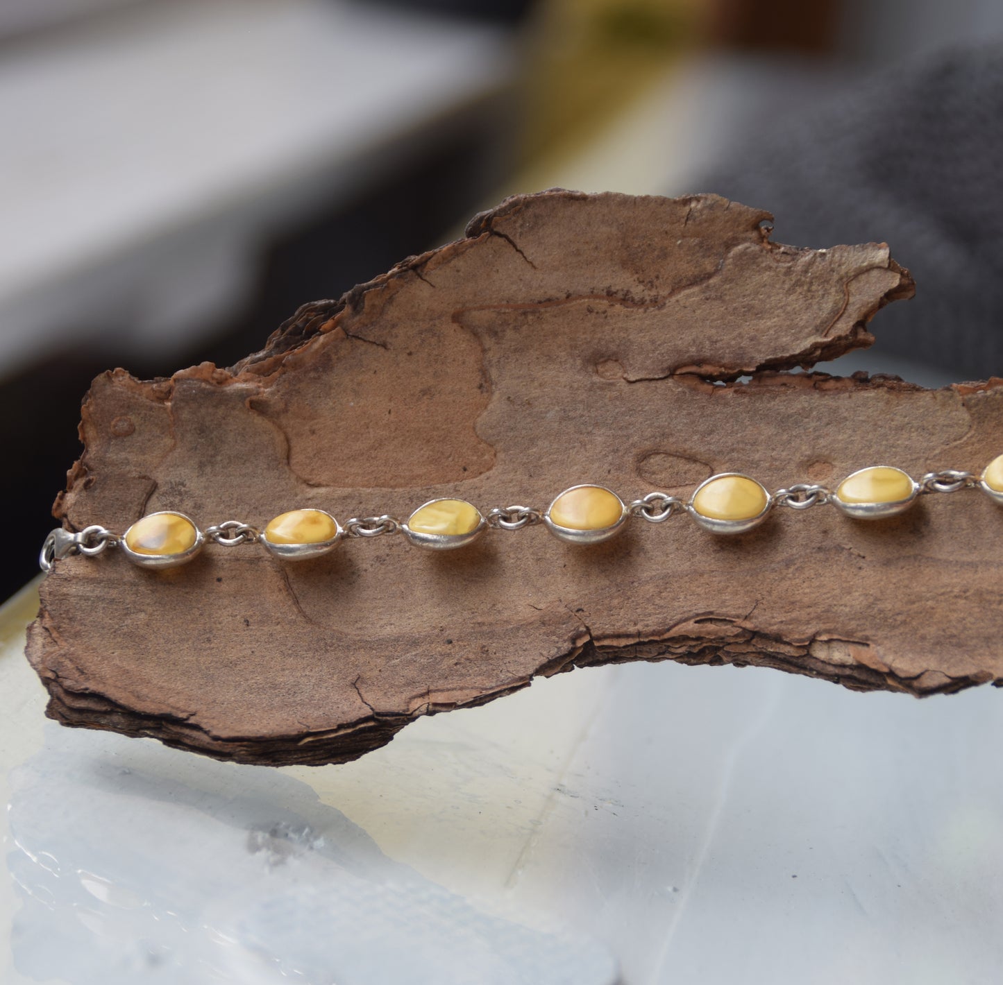 Elegantes Armband im minimalistischen Stil aus kaiserlichem Naturbernstein und 925er Silber, MJ Baltica, BB100