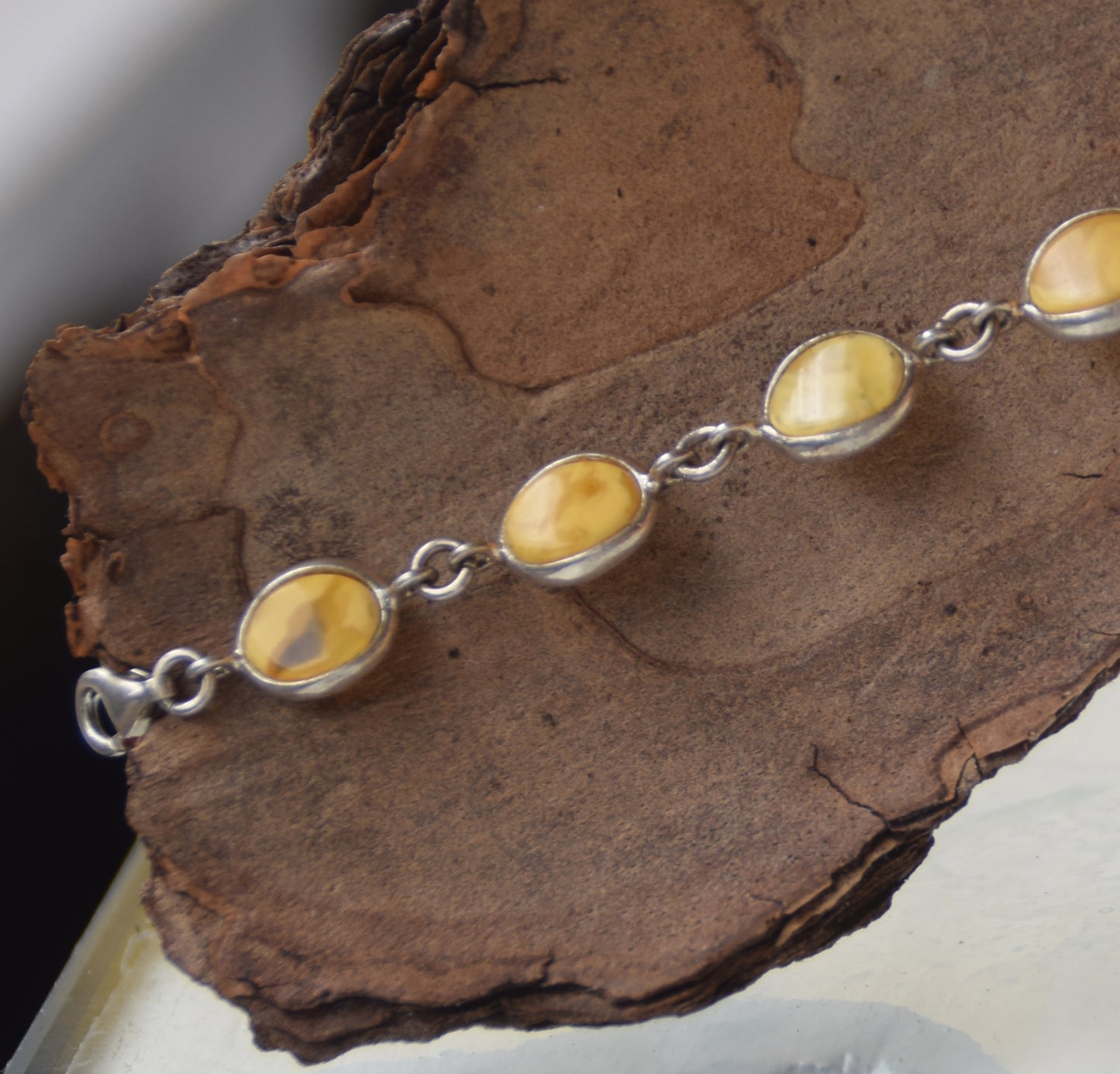 Elegantes Armband im minimalistischen Stil aus kaiserlichem Naturbernstein und 925er Silber, MJ Baltica, BB100