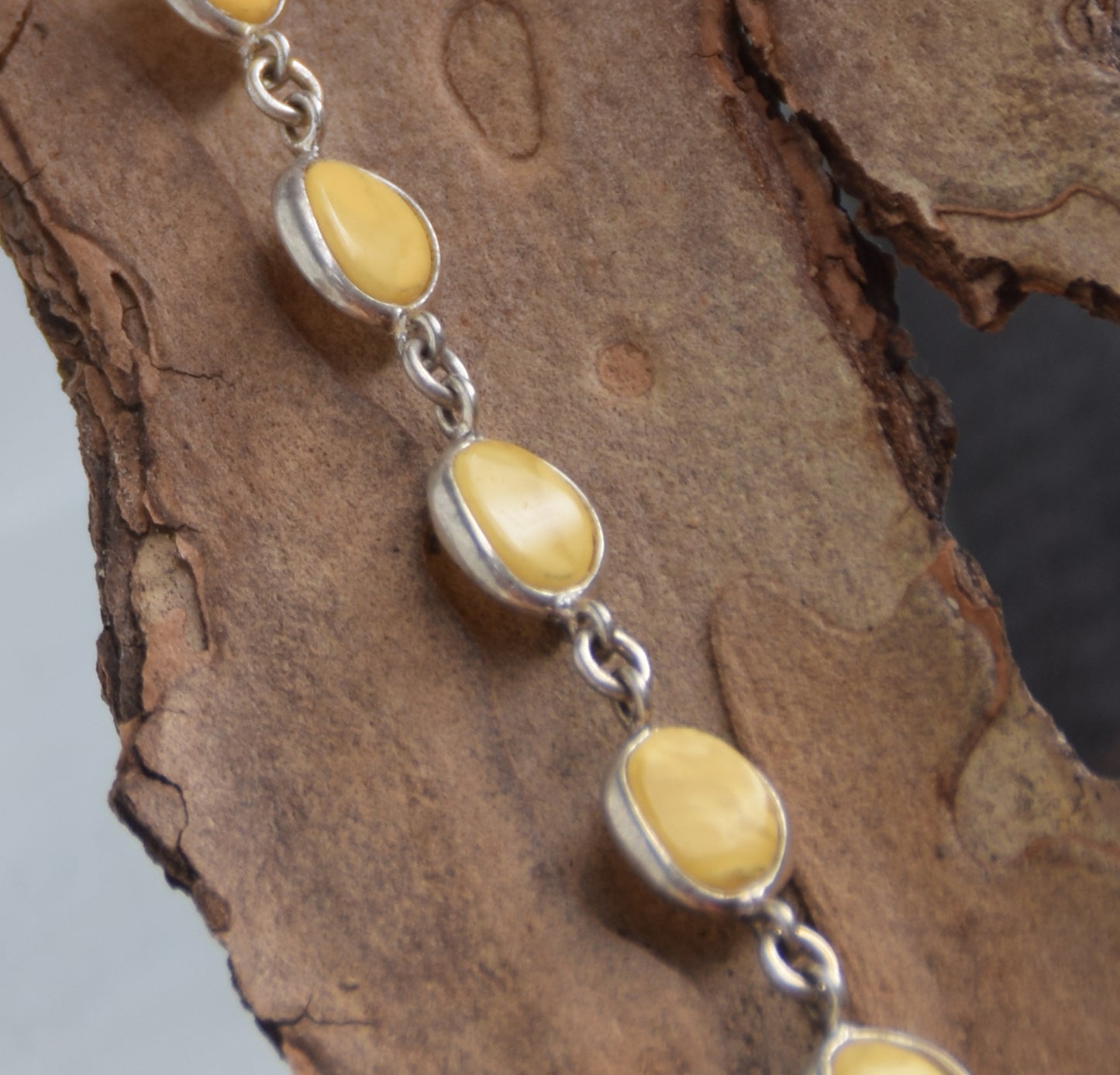 Elegantes Armband im minimalistischen Stil aus kaiserlichem Naturbernstein und 925er Silber, MJ Baltica, BB100