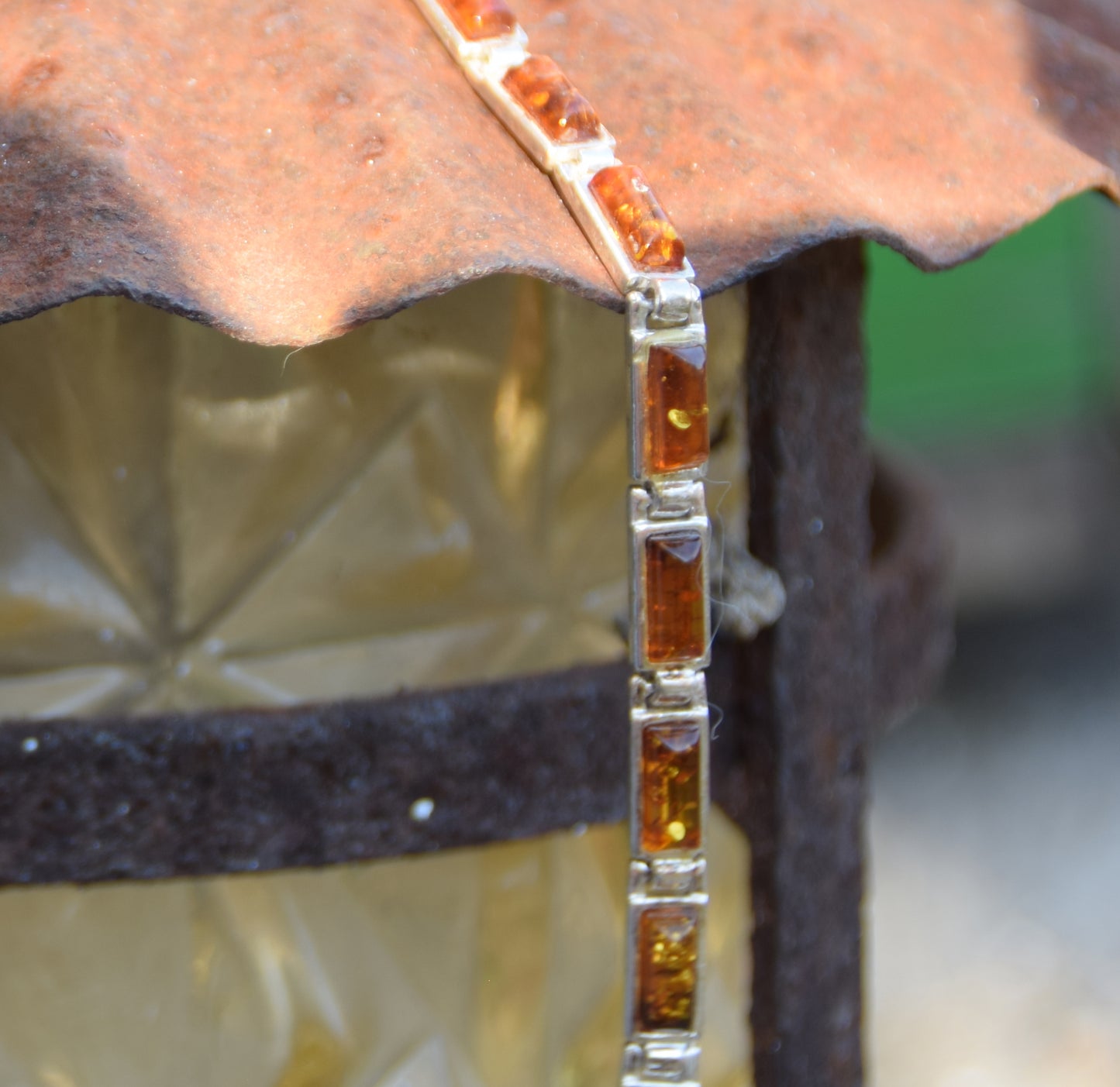 Bracciale lineare in stile essenziale creato con Ambra naturale color cognac e Argento 925, MJ Baltica, BB101