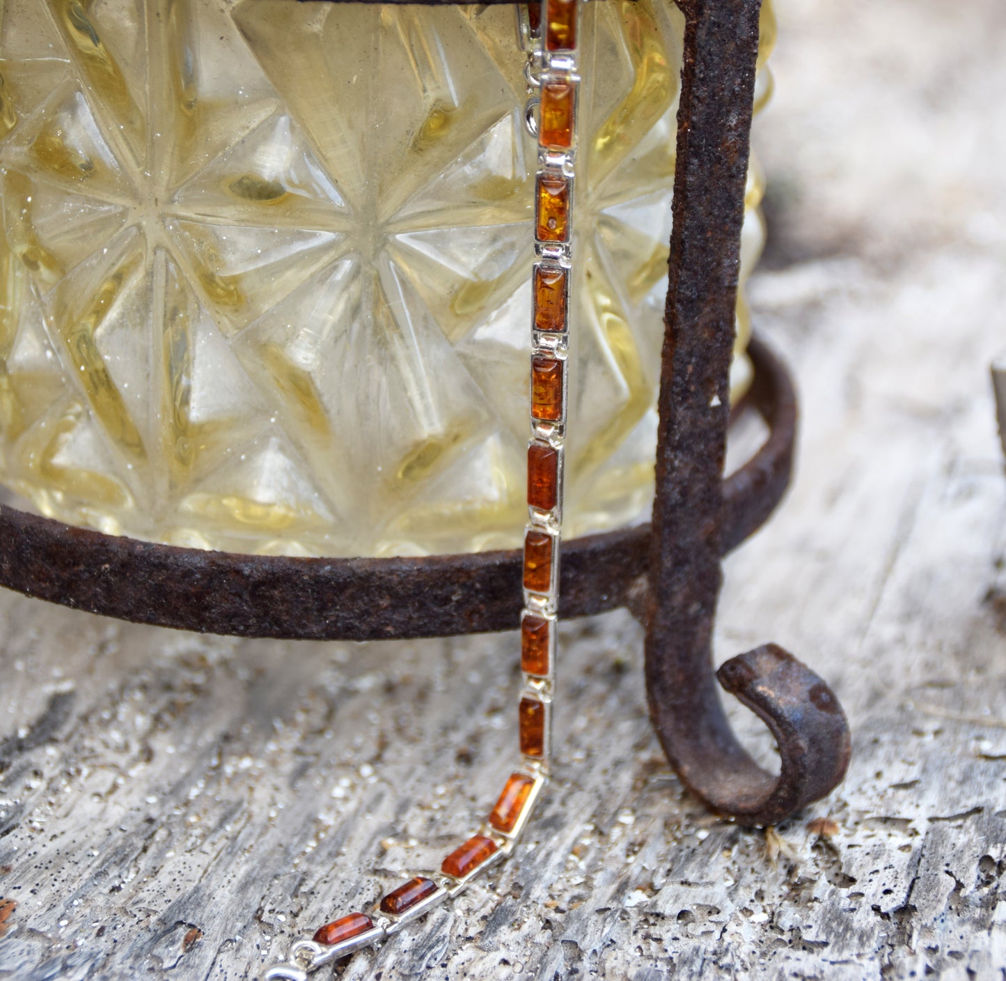 Bracciale lineare in stile essenziale creato con Ambra naturale color cognac e Argento 925, MJ Baltica, BB101