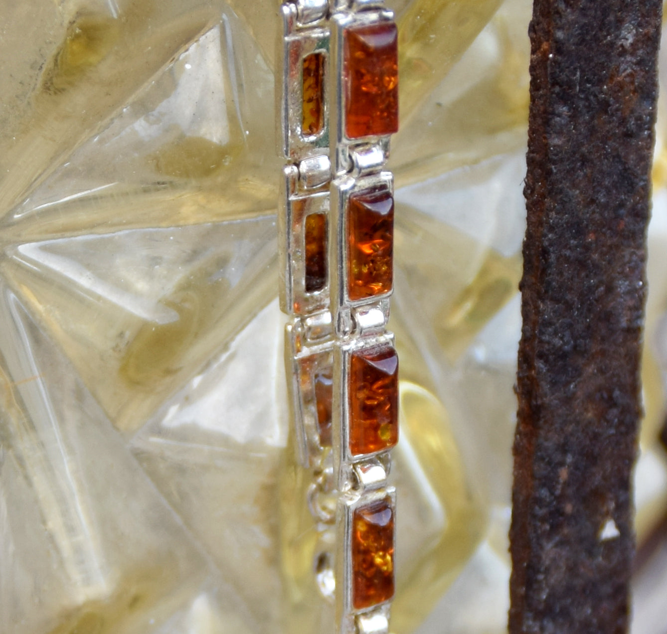 Bracciale lineare in stile essenziale creato con Ambra naturale color cognac e Argento 925, MJ Baltica, BB101