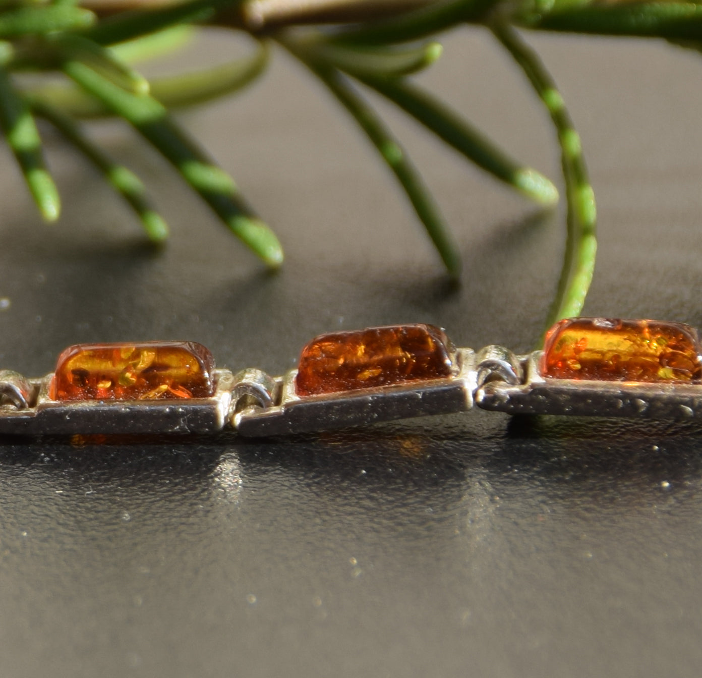Bracciale lineare in stile essenziale creato con Ambra naturale color cognac e Argento 925, MJ Baltica, BB101