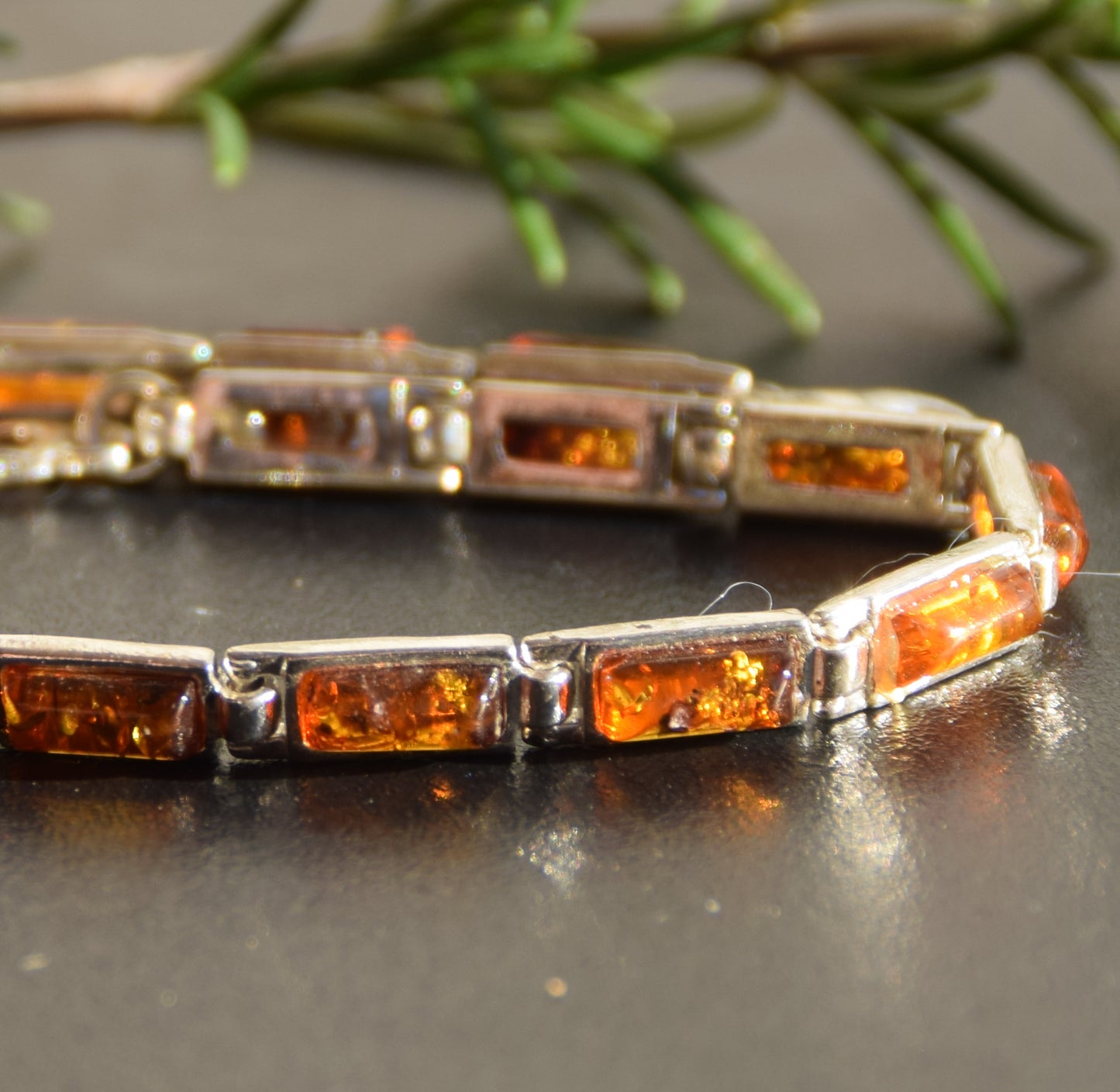 Bracciale lineare in stile essenziale creato con Ambra naturale color cognac e Argento 925, MJ Baltica, BB101