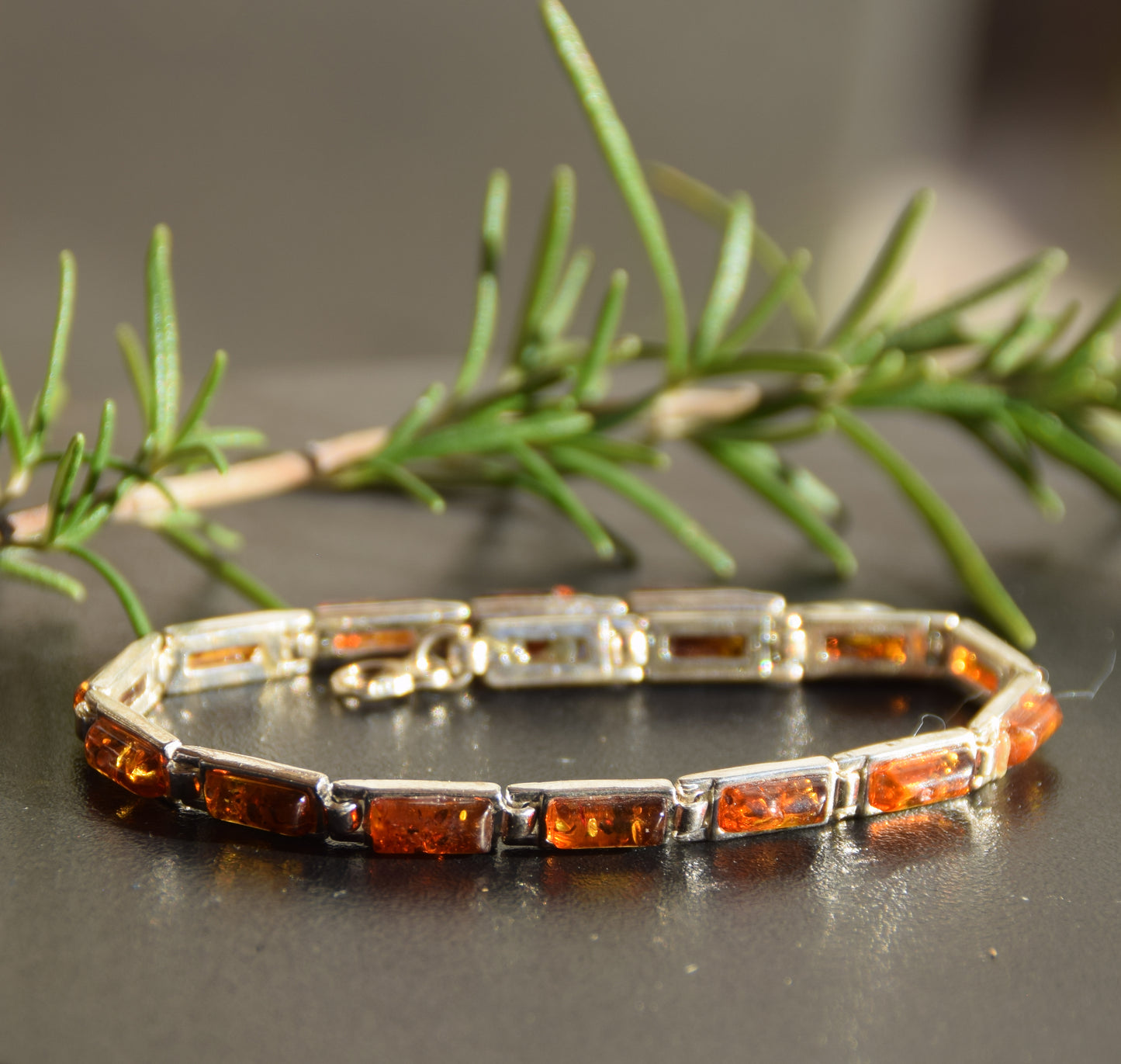 Bracciale lineare in stile essenziale creato con Ambra naturale color cognac e Argento 925, MJ Baltica, BB101