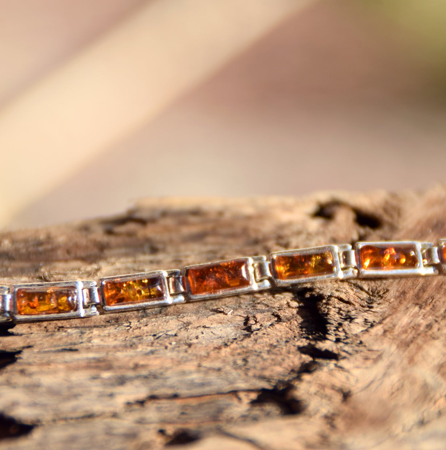 Bracciale lineare in stile essenziale creato con Ambra naturale color cognac e Argento 925, MJ Baltica, BB101