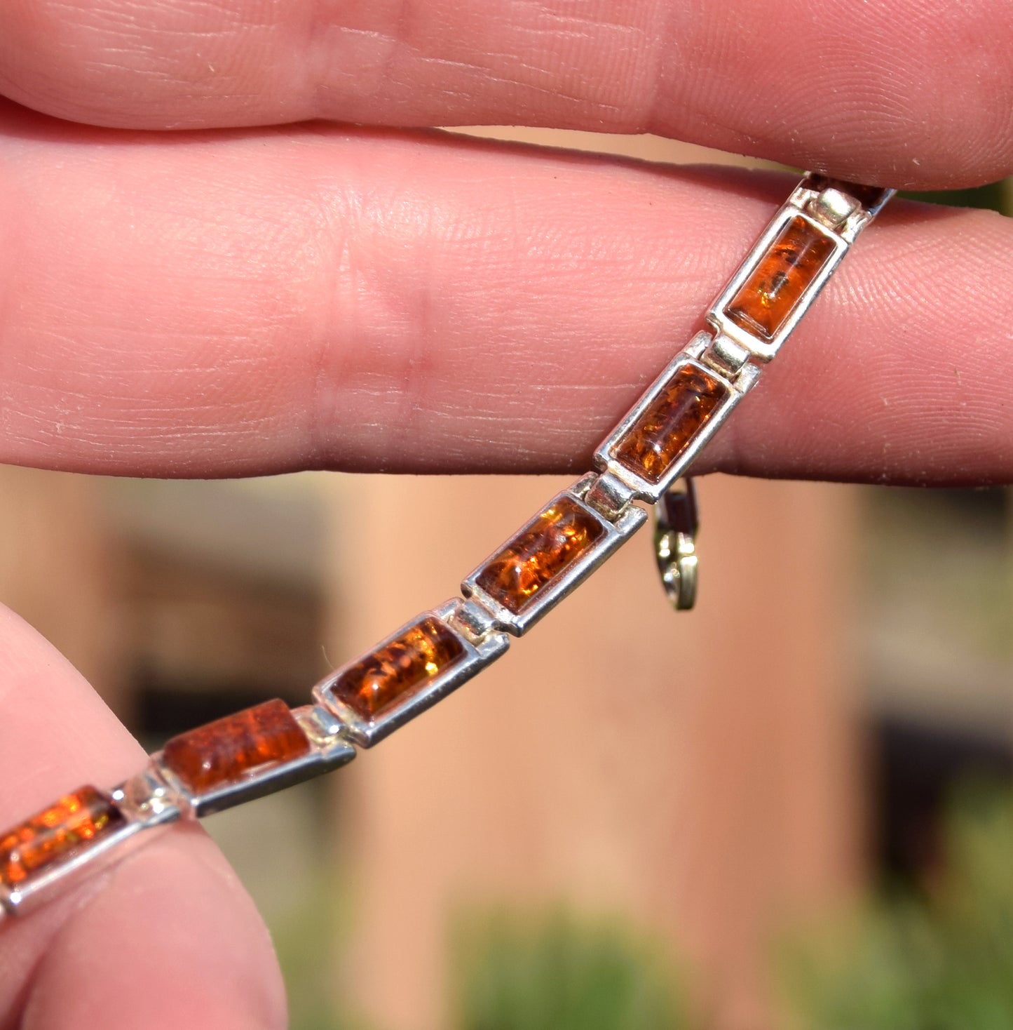 Bracciale lineare in stile essenziale creato con Ambra naturale color cognac e Argento 925, MJ Baltica, BB101