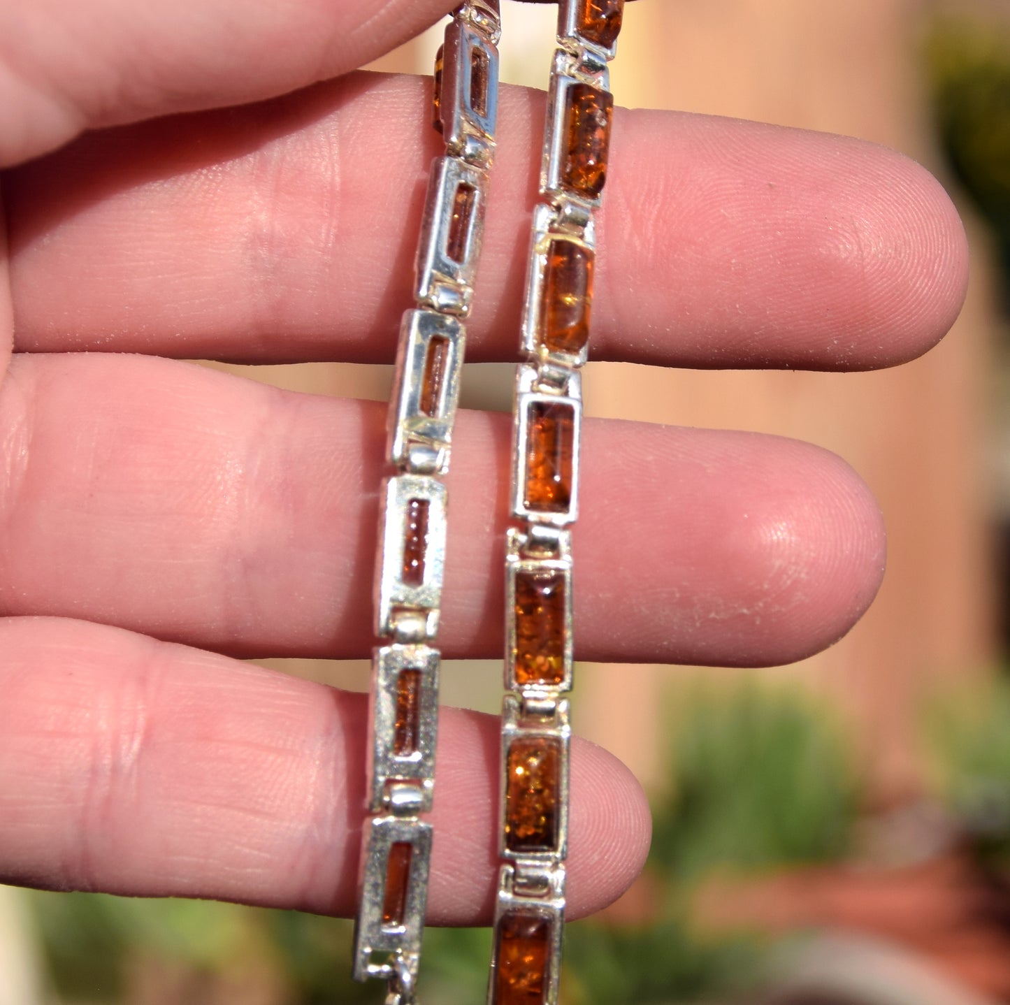 Bracciale lineare in stile essenziale creato con Ambra naturale color cognac e Argento 925, MJ Baltica, BB101