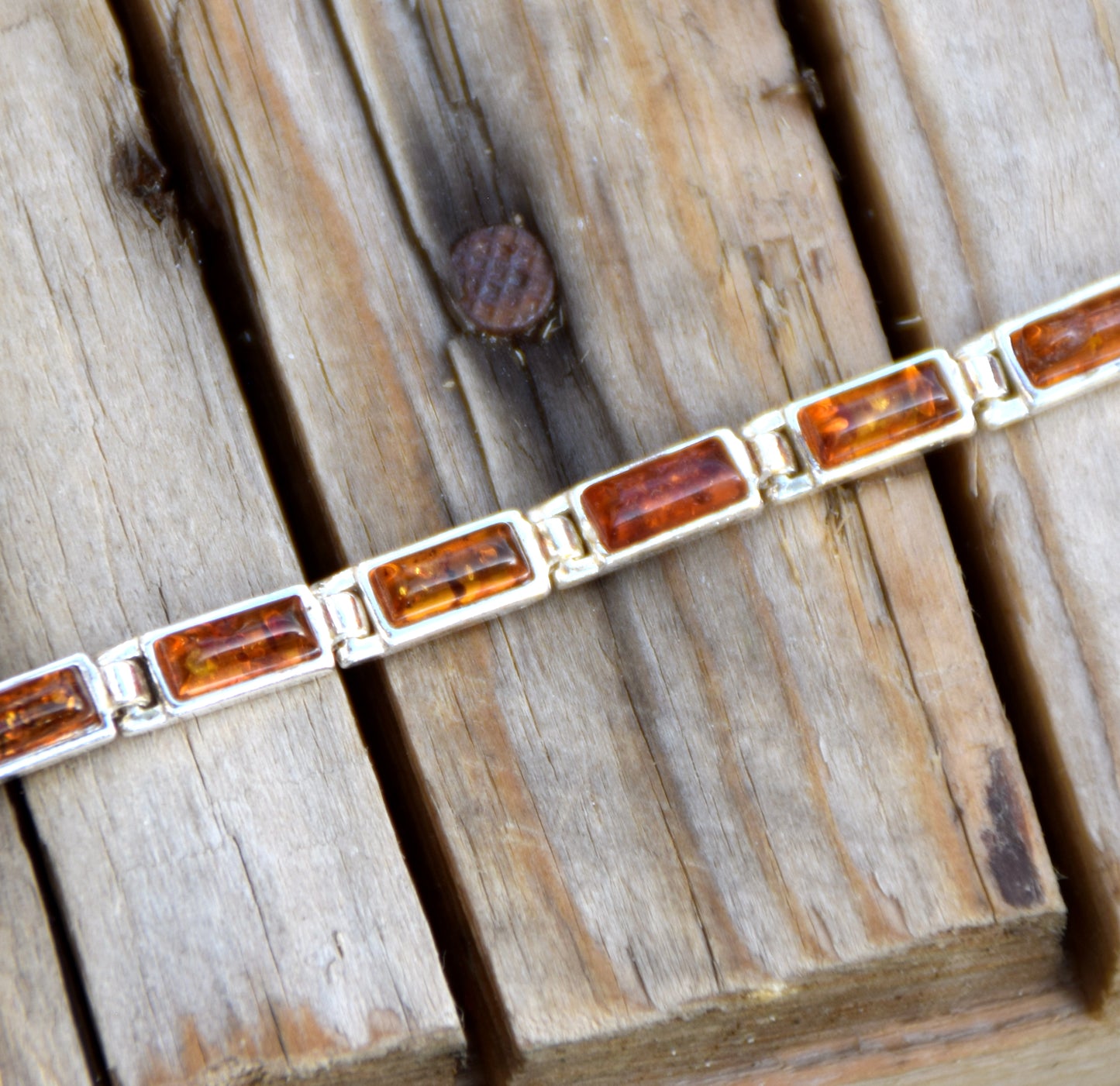 Bracciale lineare in stile essenziale creato con Ambra naturale color cognac e Argento 925, MJ Baltica, BB101