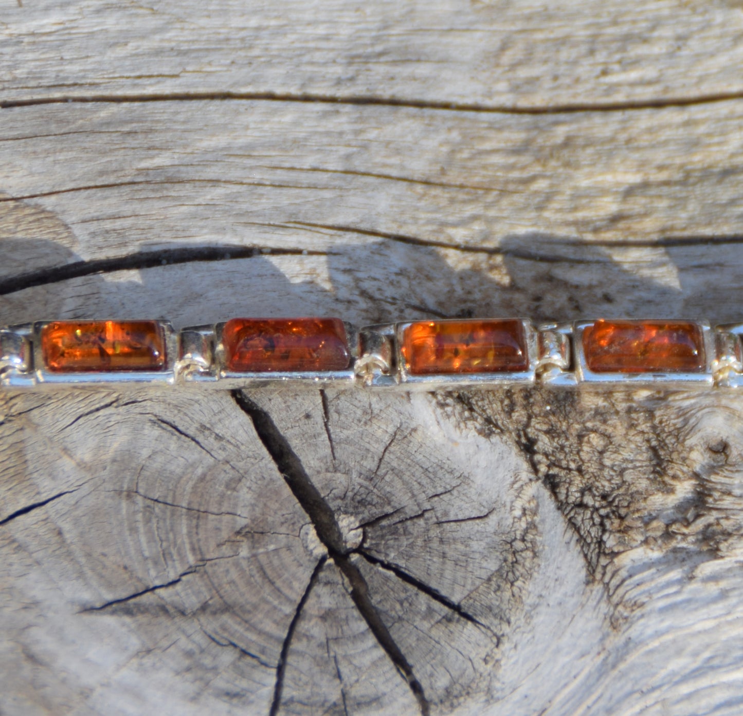Bracciale lineare in stile essenziale creato con Ambra naturale color cognac e Argento 925, MJ Baltica, BB101