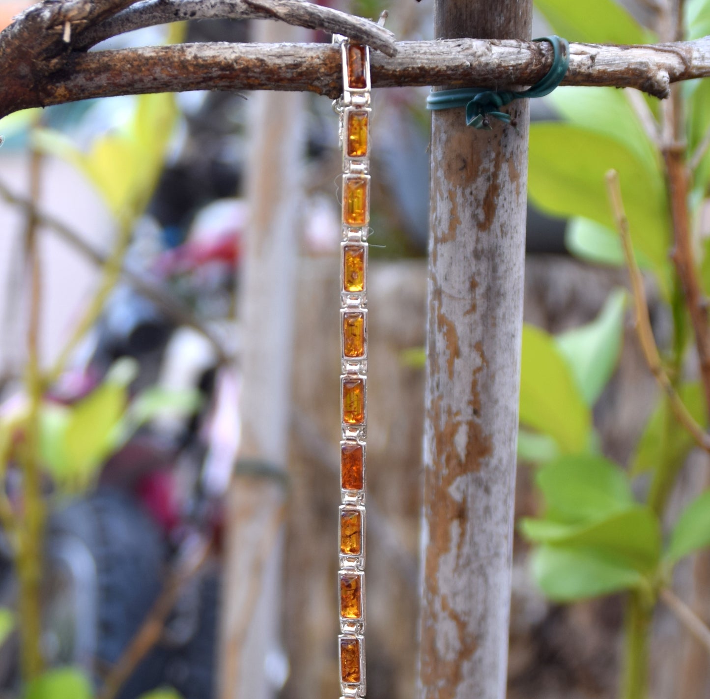 Bracciale lineare in stile essenziale creato con Ambra naturale color cognac e Argento 925, MJ Baltica, BB101