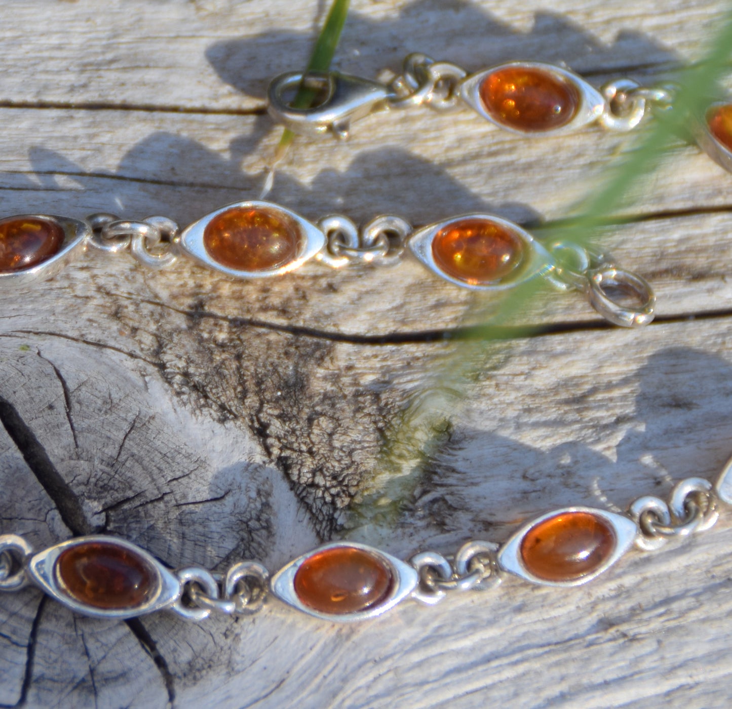 Luminoso bracciale regolabile creato con Ambra naturale di color cognac e Argento 925, MJ Baltica, BB102