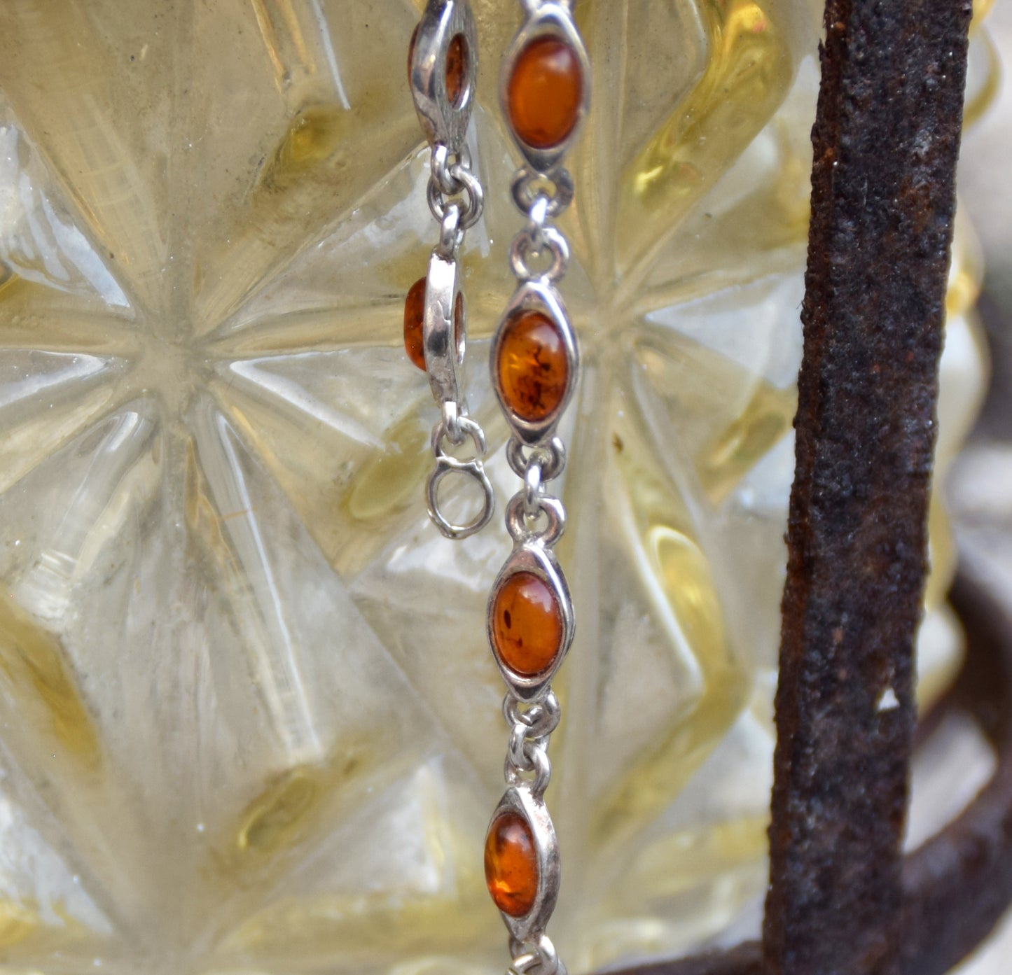 Luminoso bracciale regolabile creato con Ambra naturale di color cognac e Argento 925, MJ Baltica, BB102