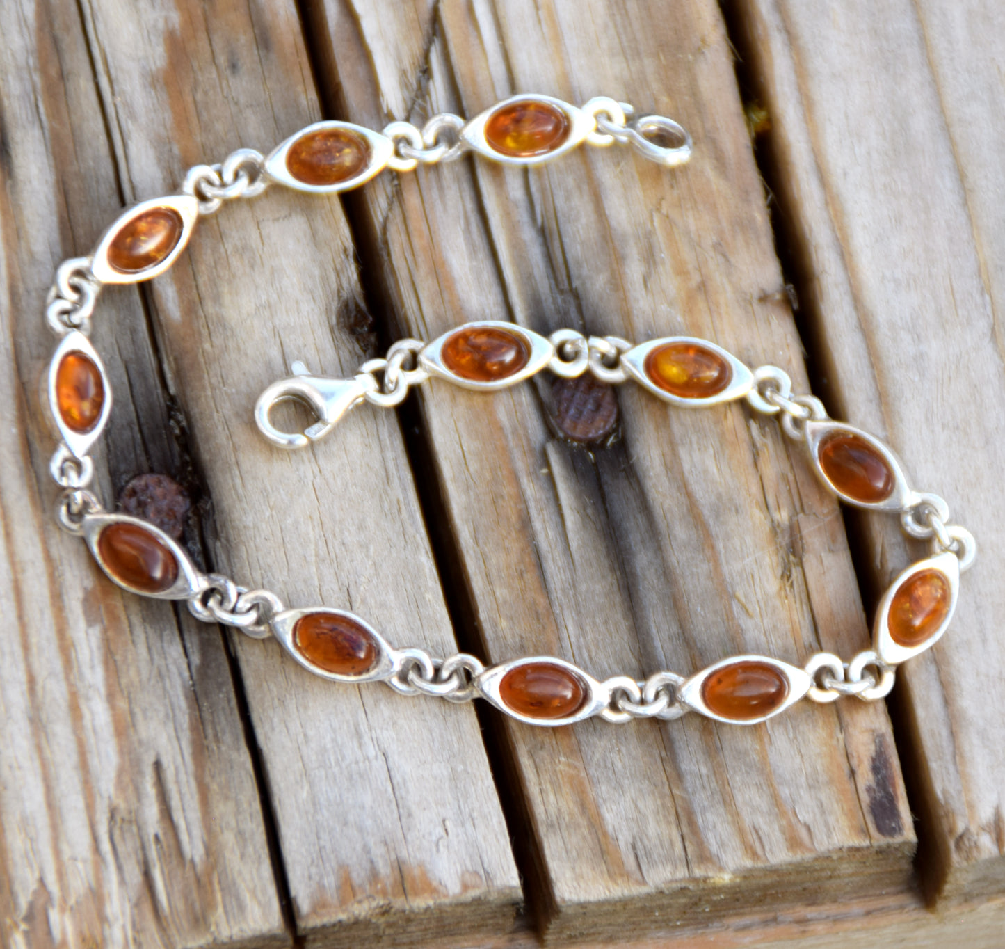 Luminoso bracciale regolabile creato con Ambra naturale di color cognac e Argento 925, MJ Baltica, BB102