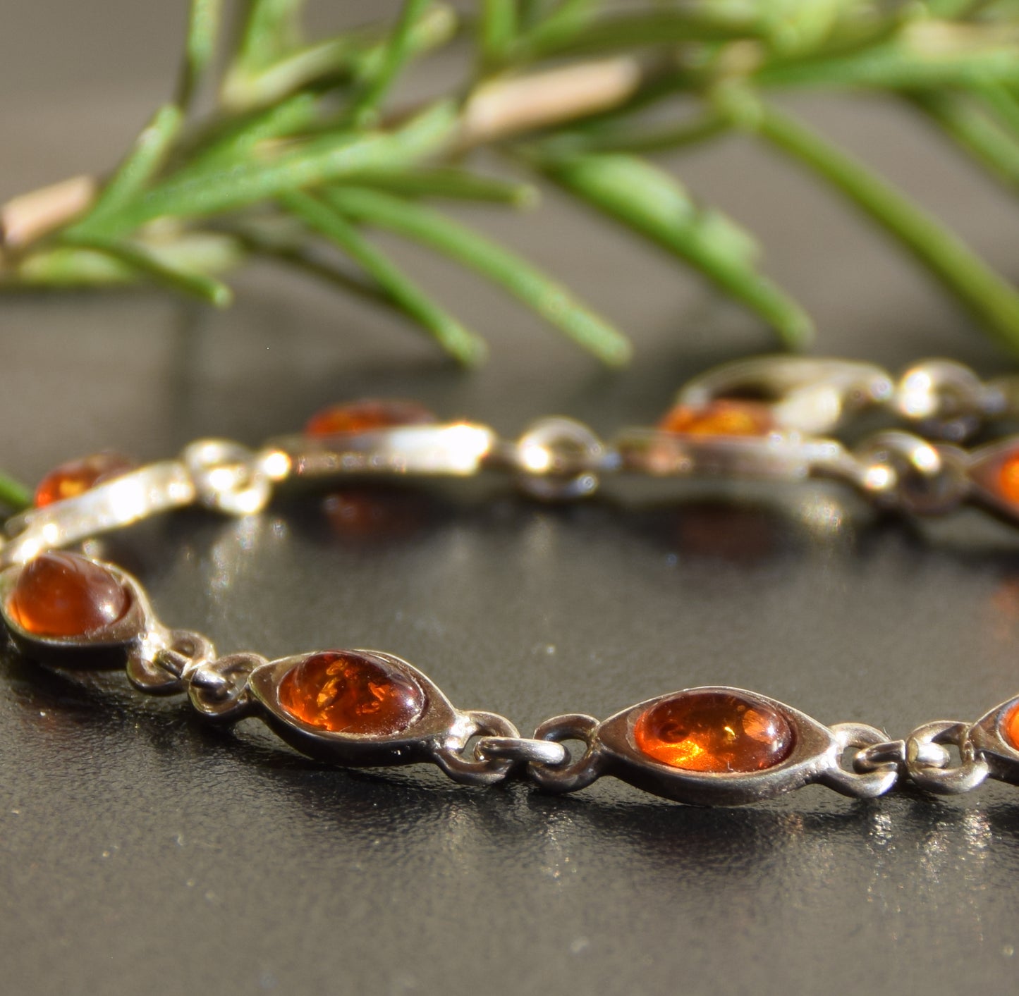 Luminoso bracciale regolabile creato con Ambra naturale di color cognac e Argento 925, MJ Baltica, BB102