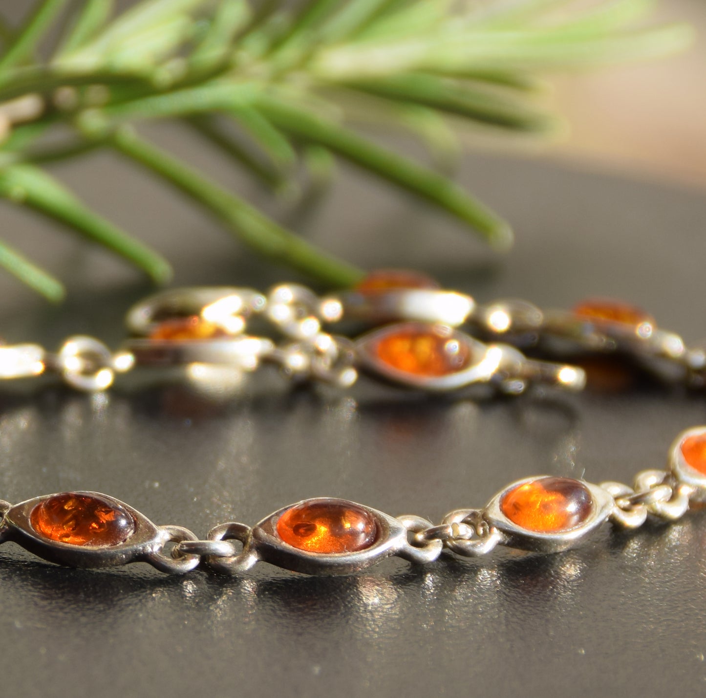 Luminoso bracciale regolabile creato con Ambra naturale di color cognac e Argento 925, MJ Baltica, BB102