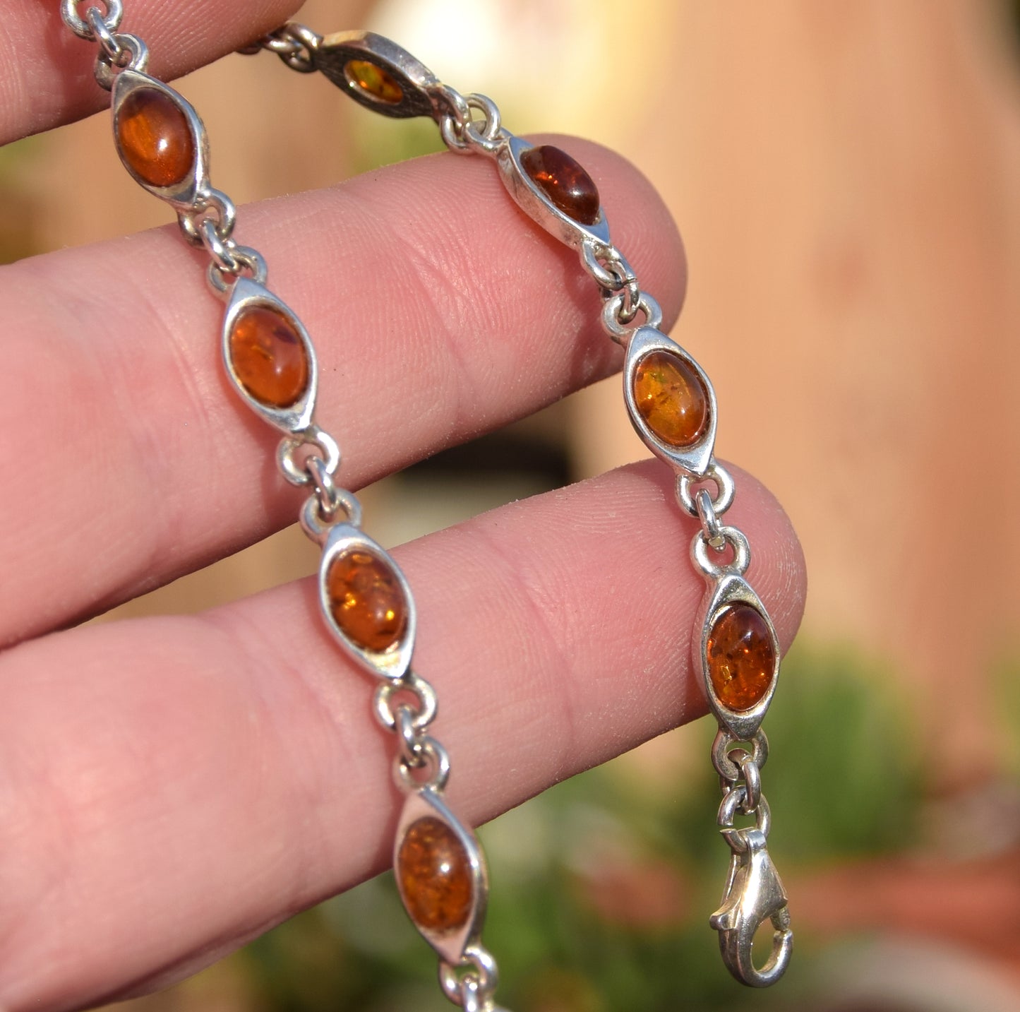 Luminoso bracciale regolabile creato con Ambra naturale di color cognac e Argento 925, MJ Baltica, BB102