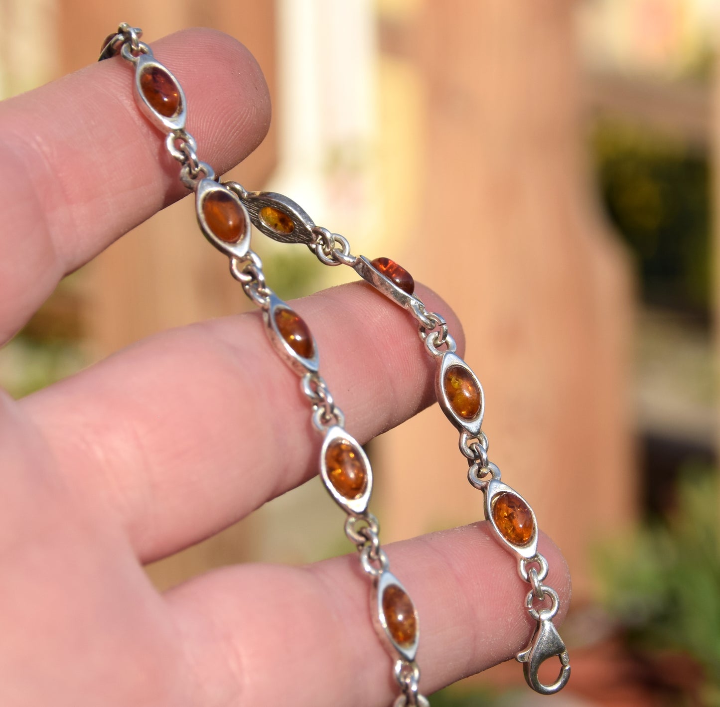 Luminoso bracciale regolabile creato con Ambra naturale di color cognac e Argento 925, MJ Baltica, BB102