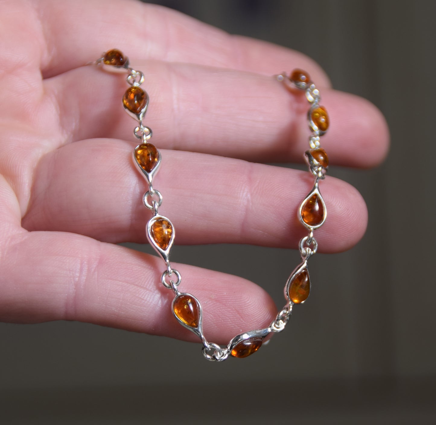 Delicato bracciale regolabile creato con le gocce di Ambra naturale di color cognac e Argento 925, MJ Baltica, BB103