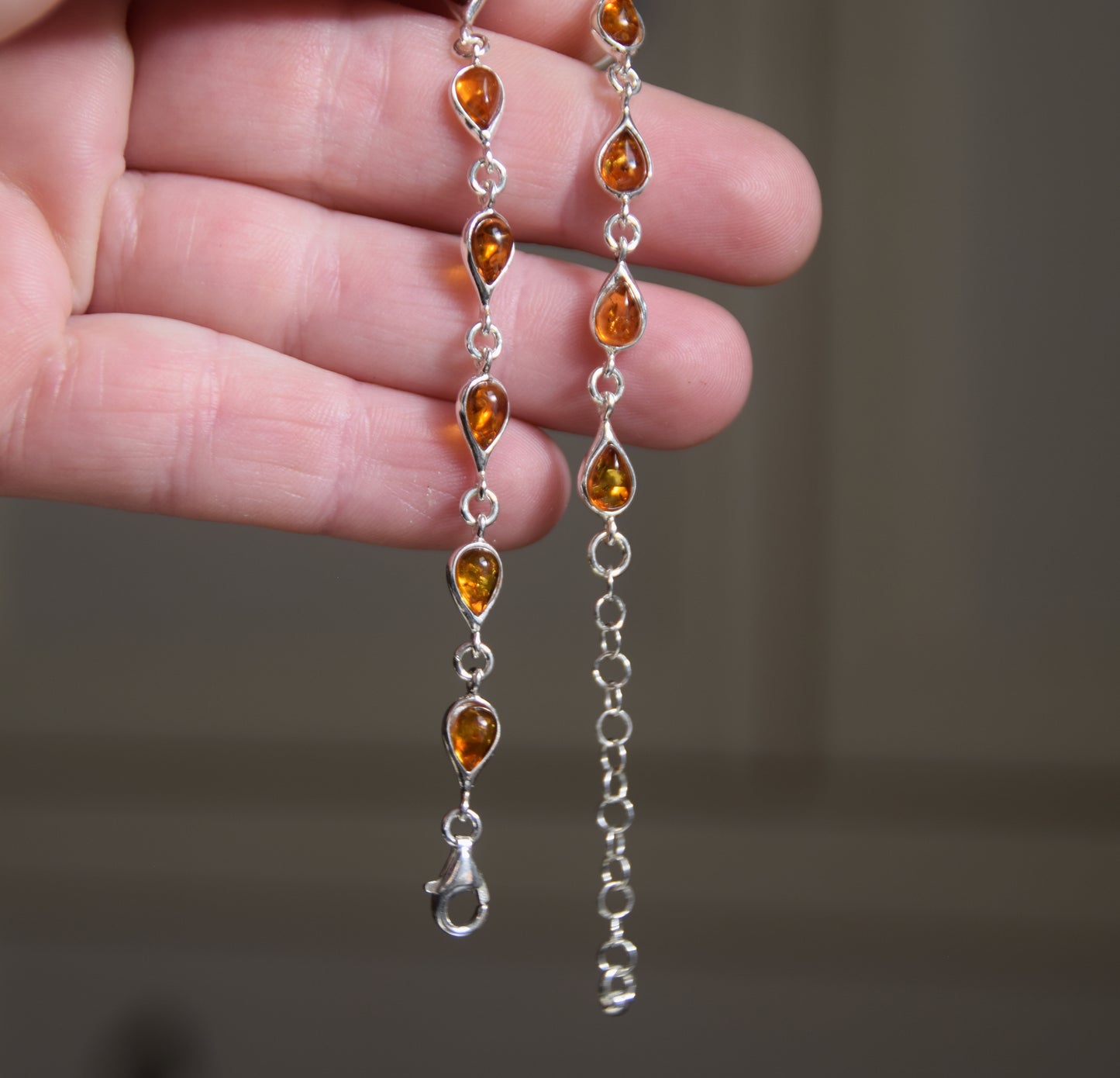 Delicato bracciale regolabile creato con le gocce di Ambra naturale di color cognac e Argento 925, MJ Baltica, BB103