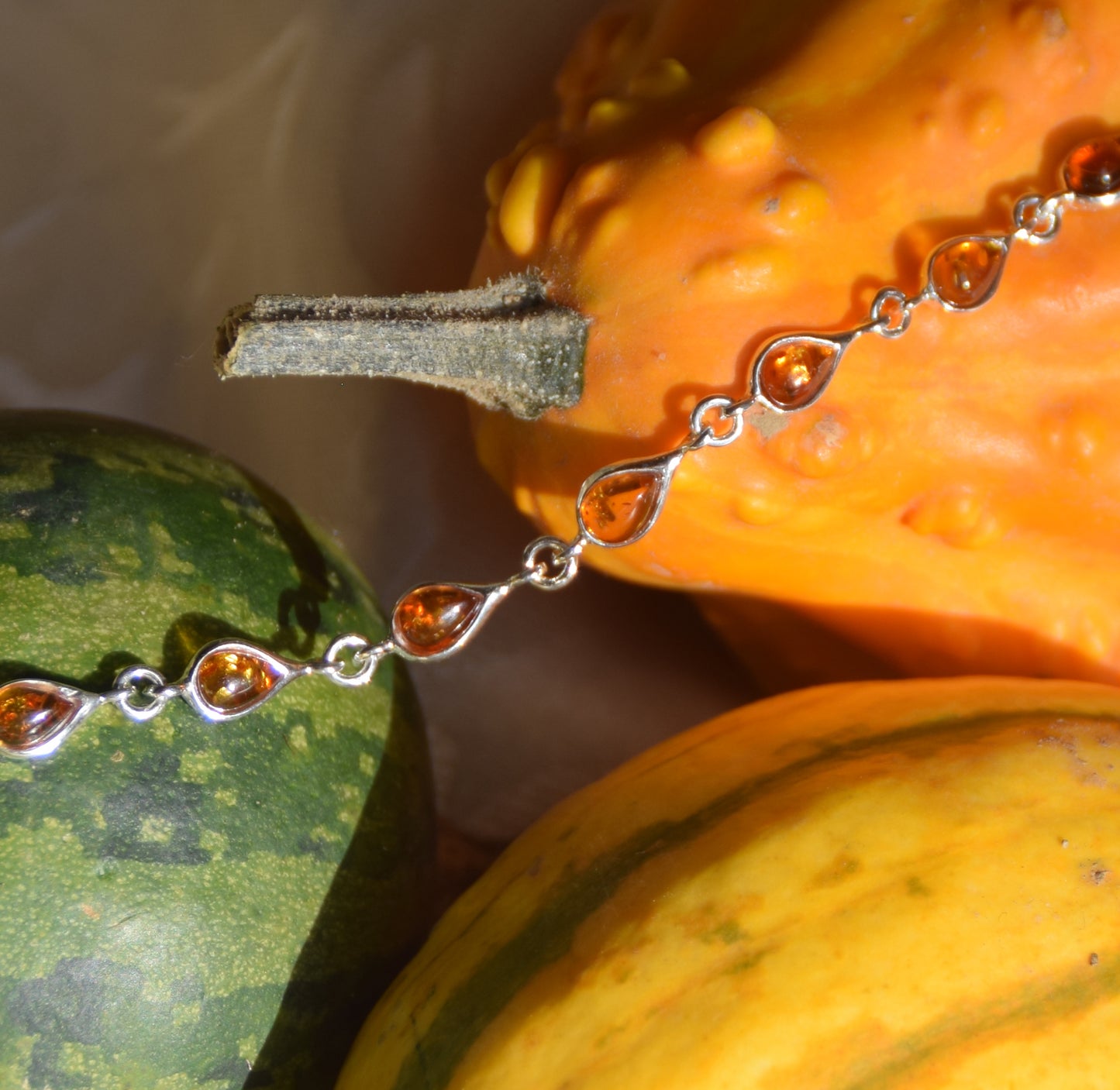 Delicato bracciale regolabile creato con le gocce di Ambra naturale di color cognac e Argento 925, MJ Baltica, BB103
