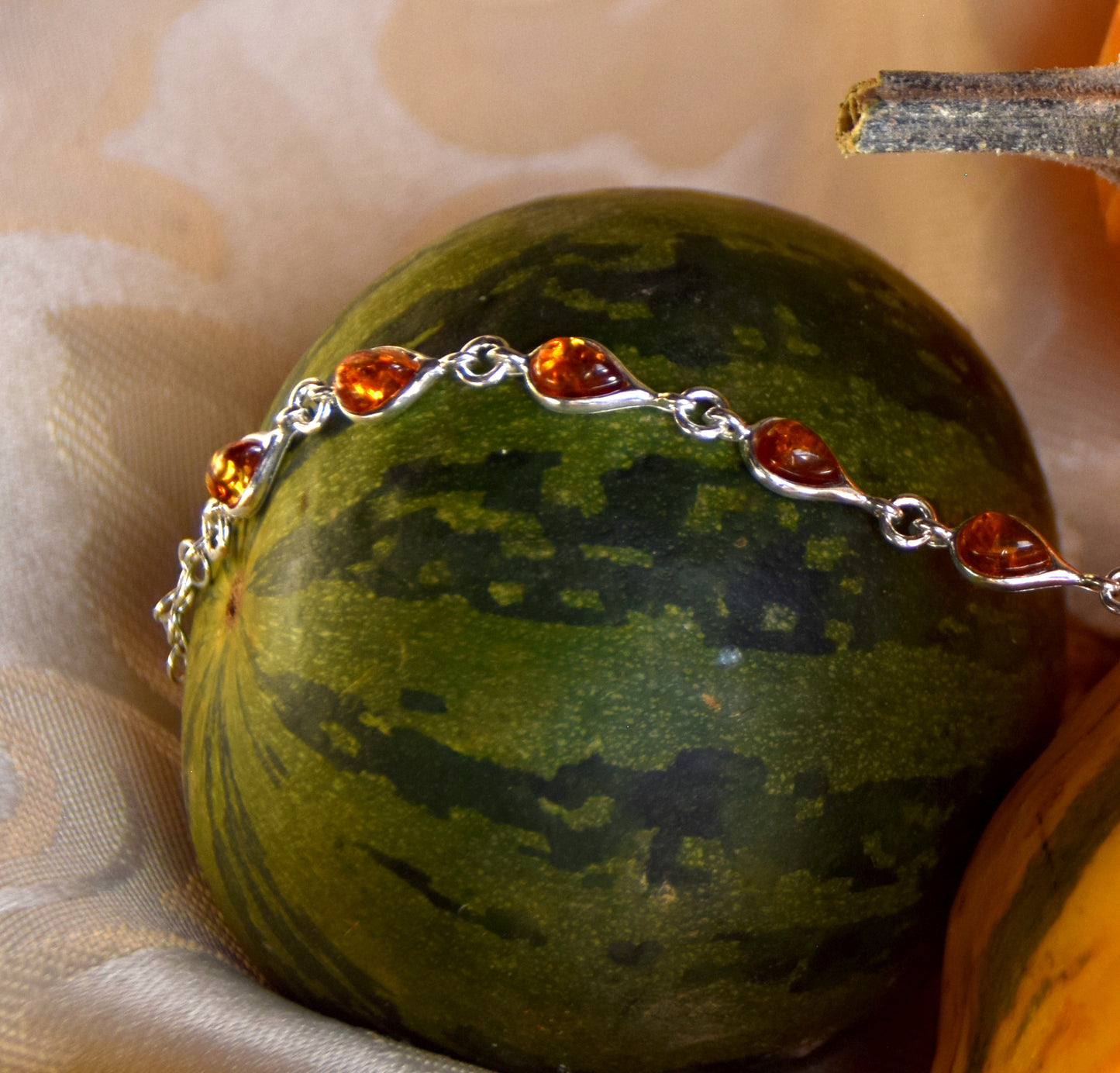 Delicato bracciale regolabile creato con le gocce di Ambra naturale di color cognac e Argento 925, MJ Baltica, BB103