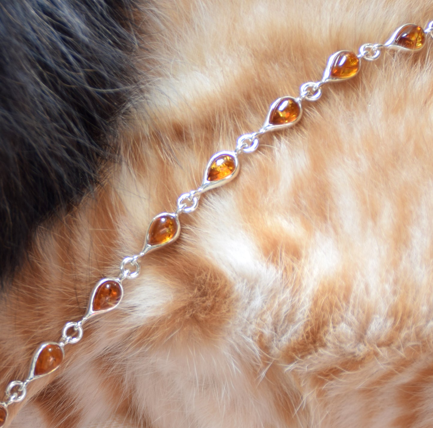 Delicato bracciale regolabile creato con le gocce di Ambra naturale di color cognac e Argento 925, MJ Baltica, BB103