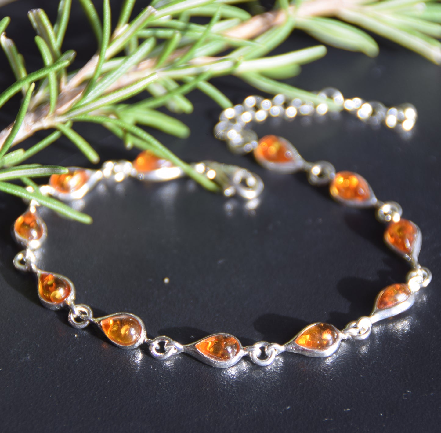 Delicato bracciale regolabile creato con le gocce di Ambra naturale di color cognac e Argento 925, MJ Baltica, BB103