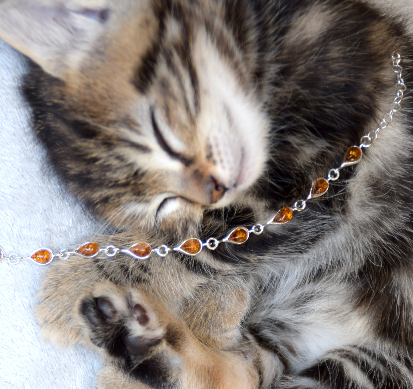 Delicato bracciale regolabile creato con le gocce di Ambra naturale di color cognac e Argento 925, MJ Baltica, BB103