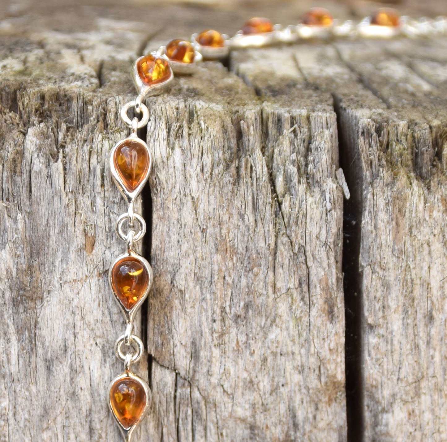 Zartes, verstellbares Armband aus natürlichen, cognacfarbenen Bernstein-Tropfen und 925er Silber, MJ Baltica, BB103