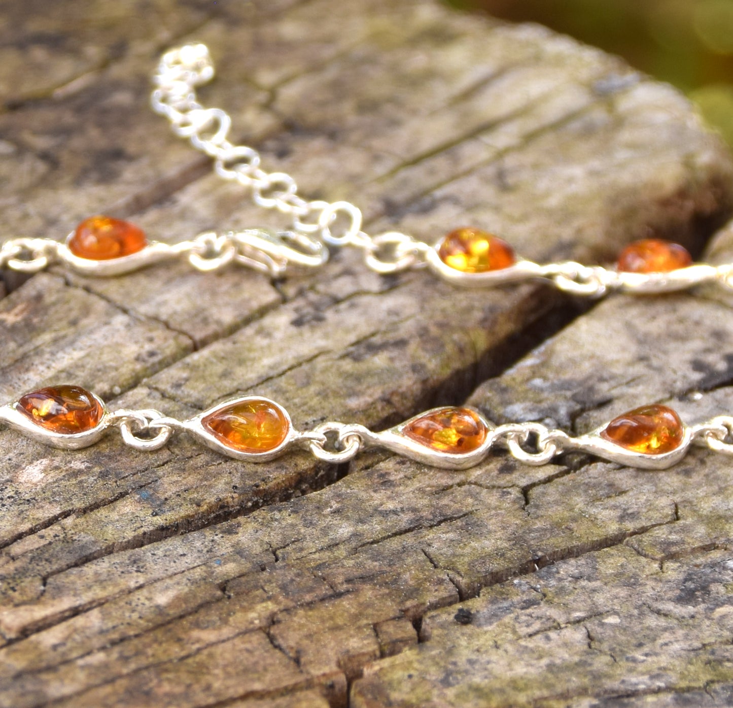 Zartes, verstellbares Armband aus natürlichen, cognacfarbenen Bernstein-Tropfen und 925er Silber, MJ Baltica, BB103