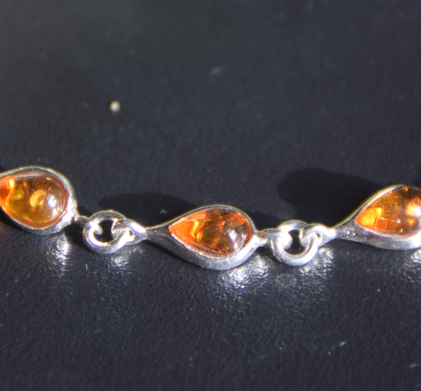Delicato bracciale regolabile creato con le gocce di Ambra naturale di color cognac e Argento 925, MJ Baltica, BB103