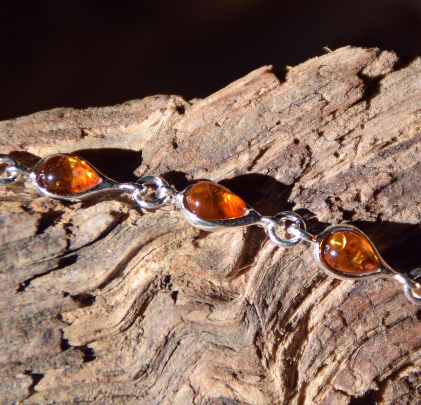 Delicato bracciale regolabile creato con le gocce di Ambra naturale di color cognac e Argento 925, MJ Baltica, BB103