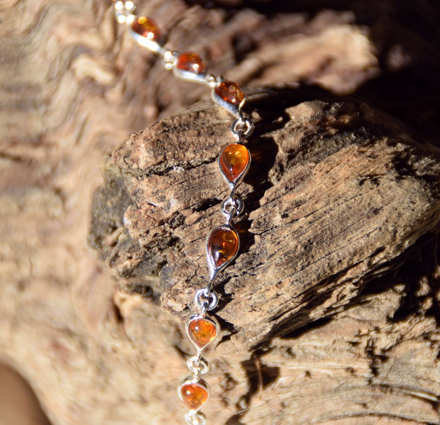 Delicato bracciale regolabile creato con le gocce di Ambra naturale di color cognac e Argento 925, MJ Baltica, BB103