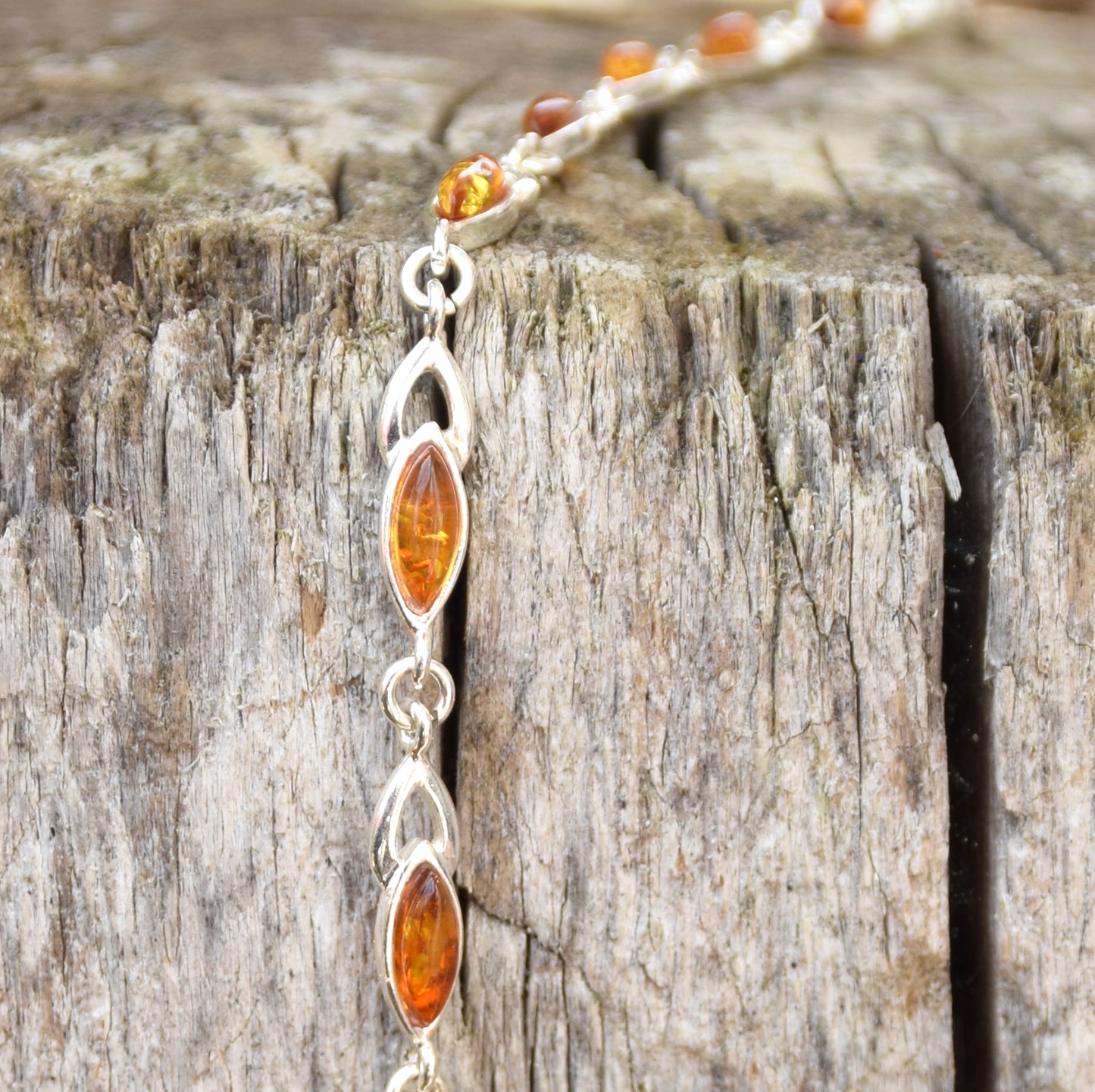 Leuchtendes, verstellbares Armband aus cognacfarbenem Naturbernstein und 925er Silber, MJ Baltica, BB104