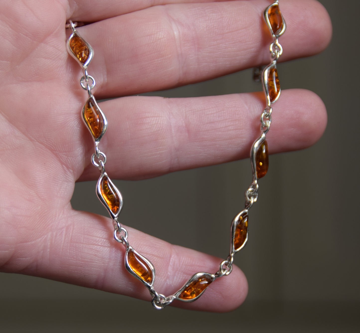 Lineares verstellbares Armband aus cognacfarbenem Naturbernstein und 925er Silber, MJ Baltica, BB106