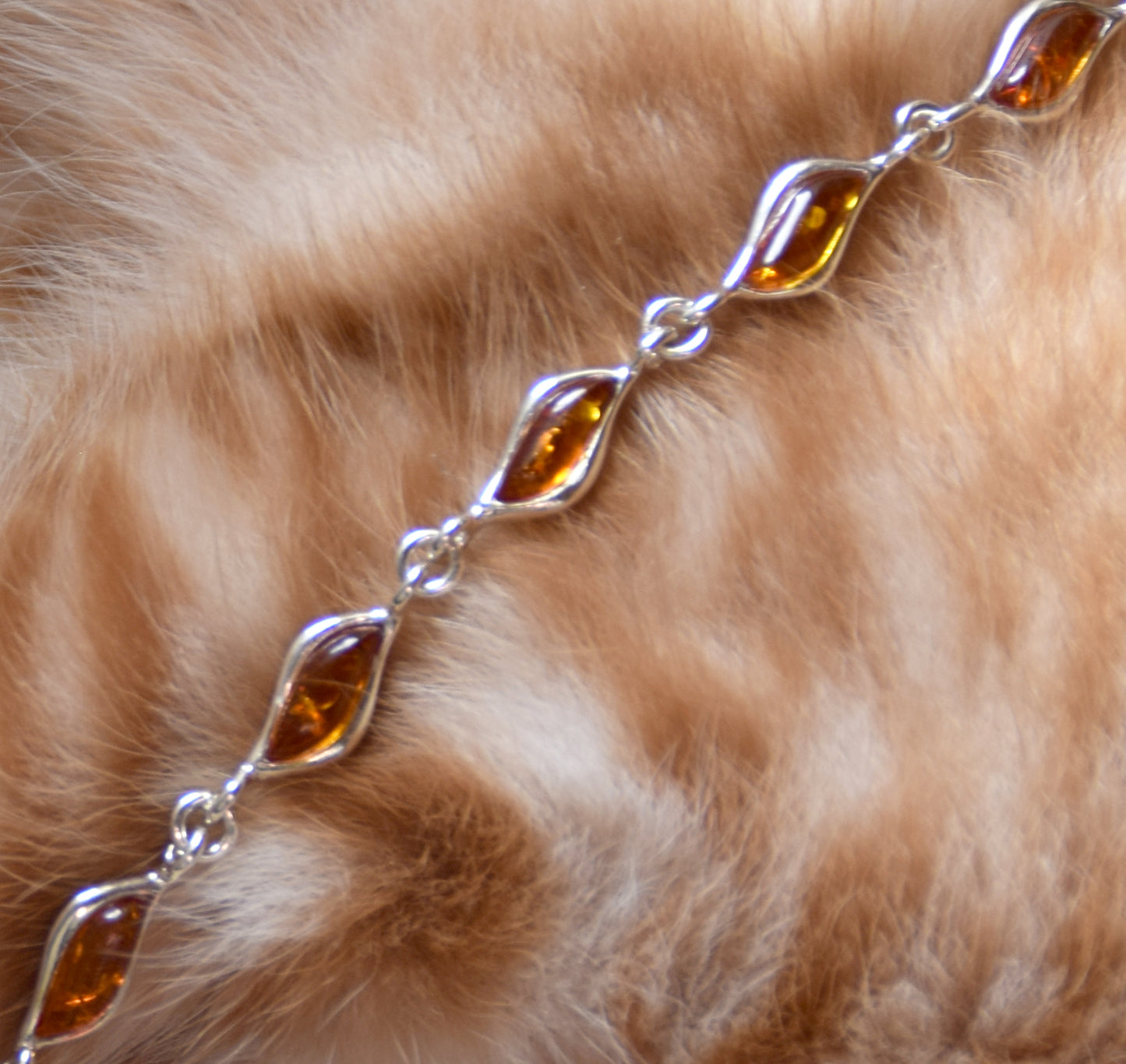 Lineares verstellbares Armband aus cognacfarbenem Naturbernstein und 925er Silber, MJ Baltica, BB106