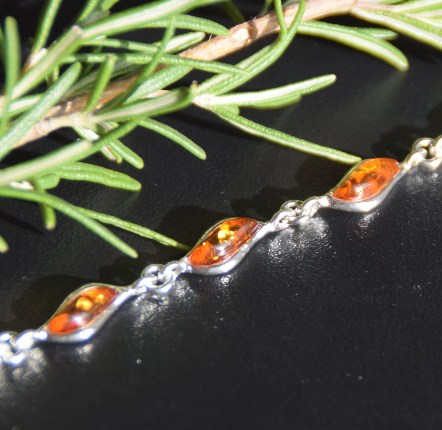 Lineares verstellbares Armband aus cognacfarbenem Naturbernstein und 925er Silber, MJ Baltica, BB106