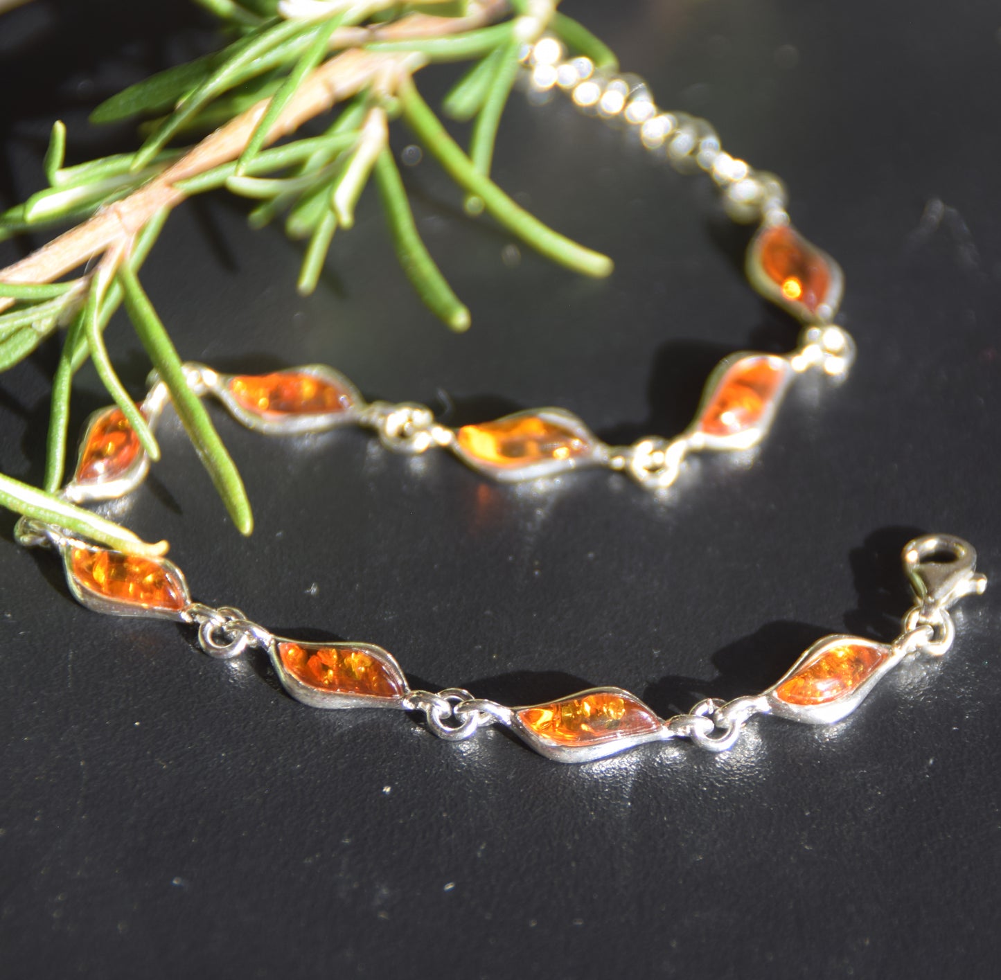 Lineares verstellbares Armband aus cognacfarbenem Naturbernstein und 925er Silber, MJ Baltica, BB106