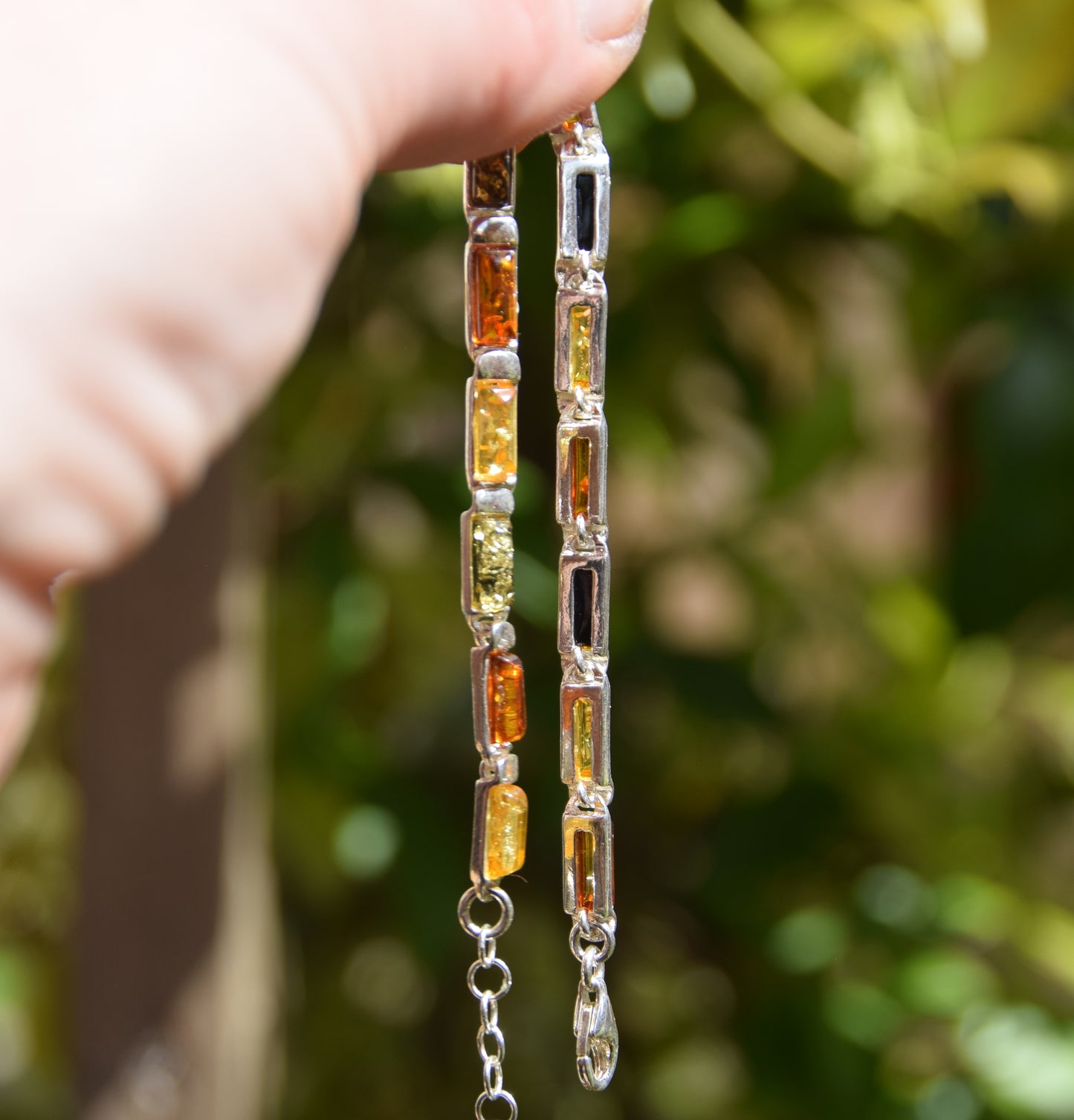 Elegantes lineares Armband aus Naturbernstein in verschiedenen Farbtönen und 925er Silber, MJ Baltica, BB107