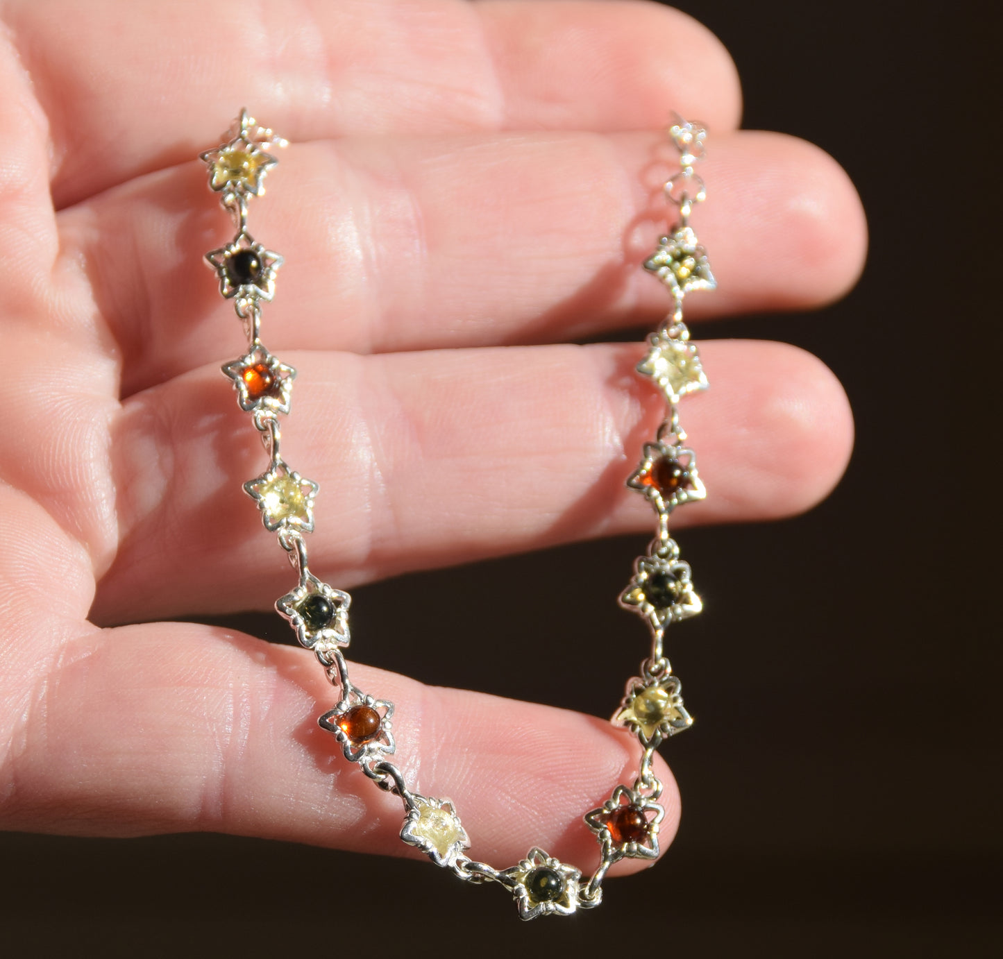 Delicato bracciale floreale creato in Ambra naturale di varie tonalità e Argento 925, MJ Baltica, BB108