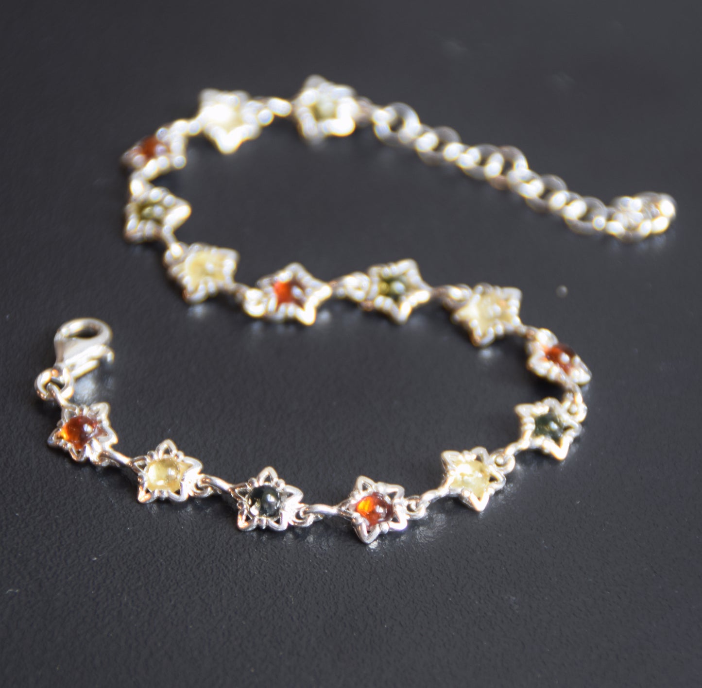 Delicato bracciale floreale creato in Ambra naturale di varie tonalità e Argento 925, MJ Baltica, BB108