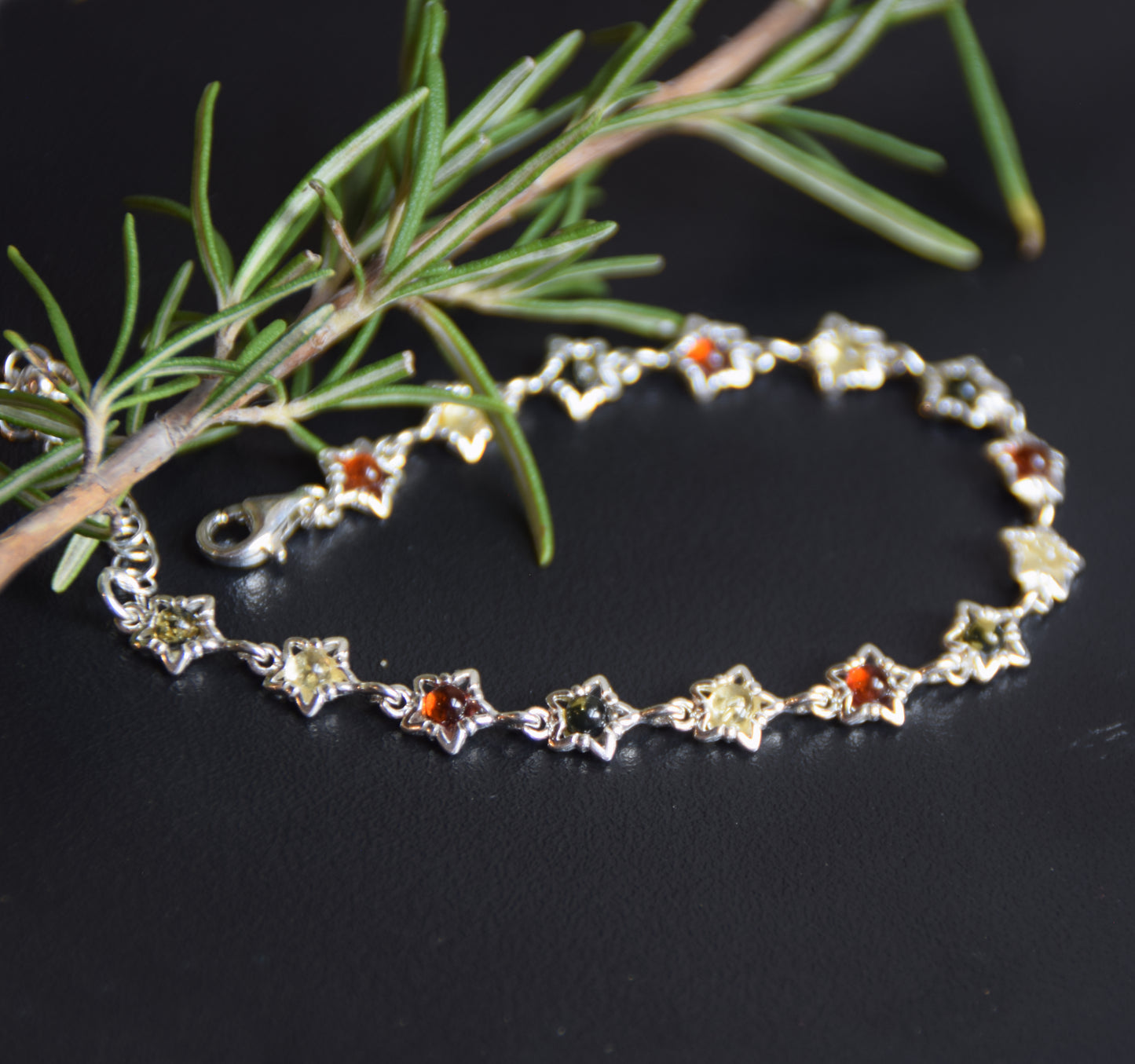 Delicato bracciale floreale creato in Ambra naturale di varie tonalità e Argento 925, MJ Baltica, BB108