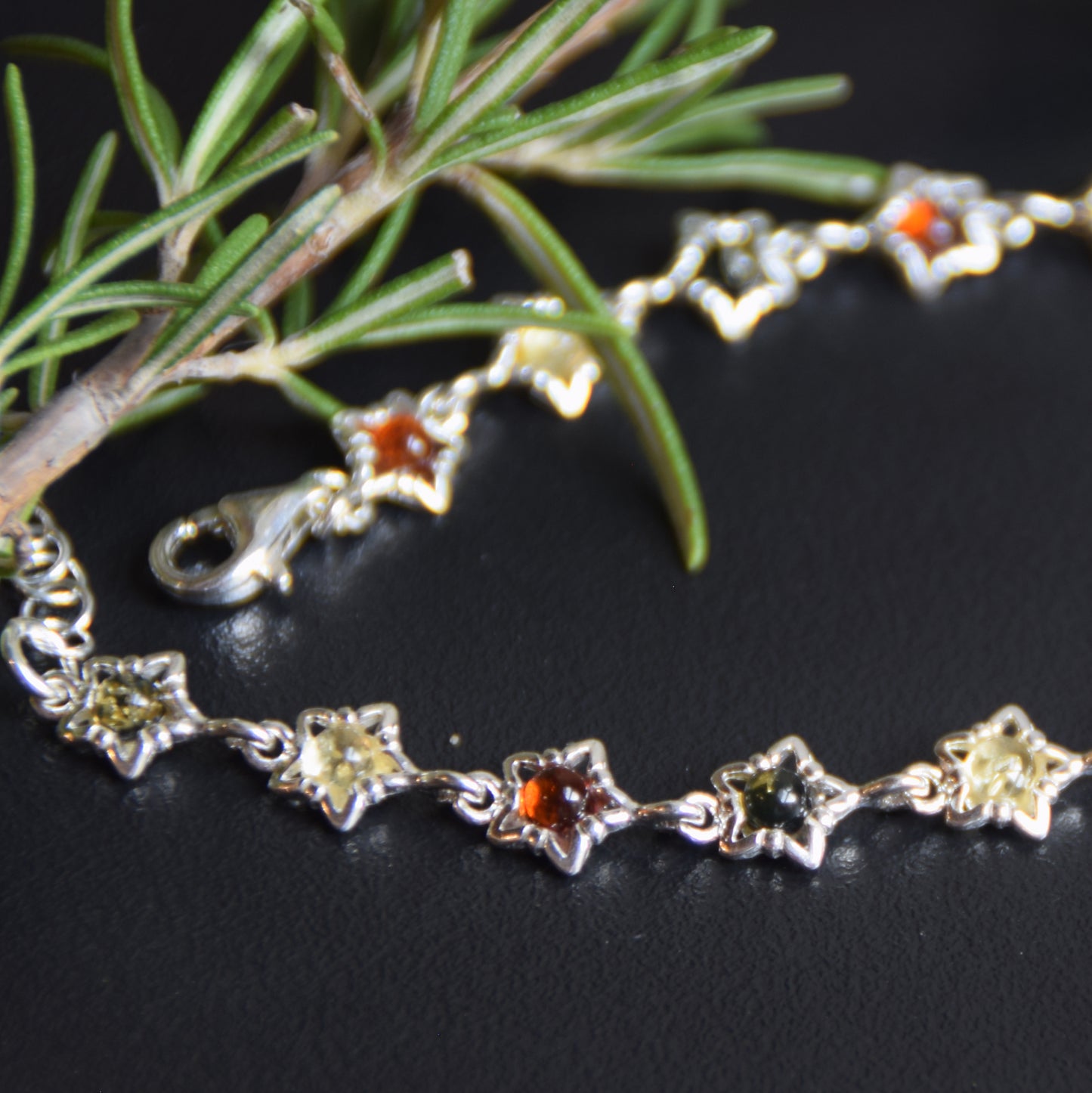 Delicato bracciale floreale creato in Ambra naturale di varie tonalità e Argento 925, MJ Baltica, BB108
