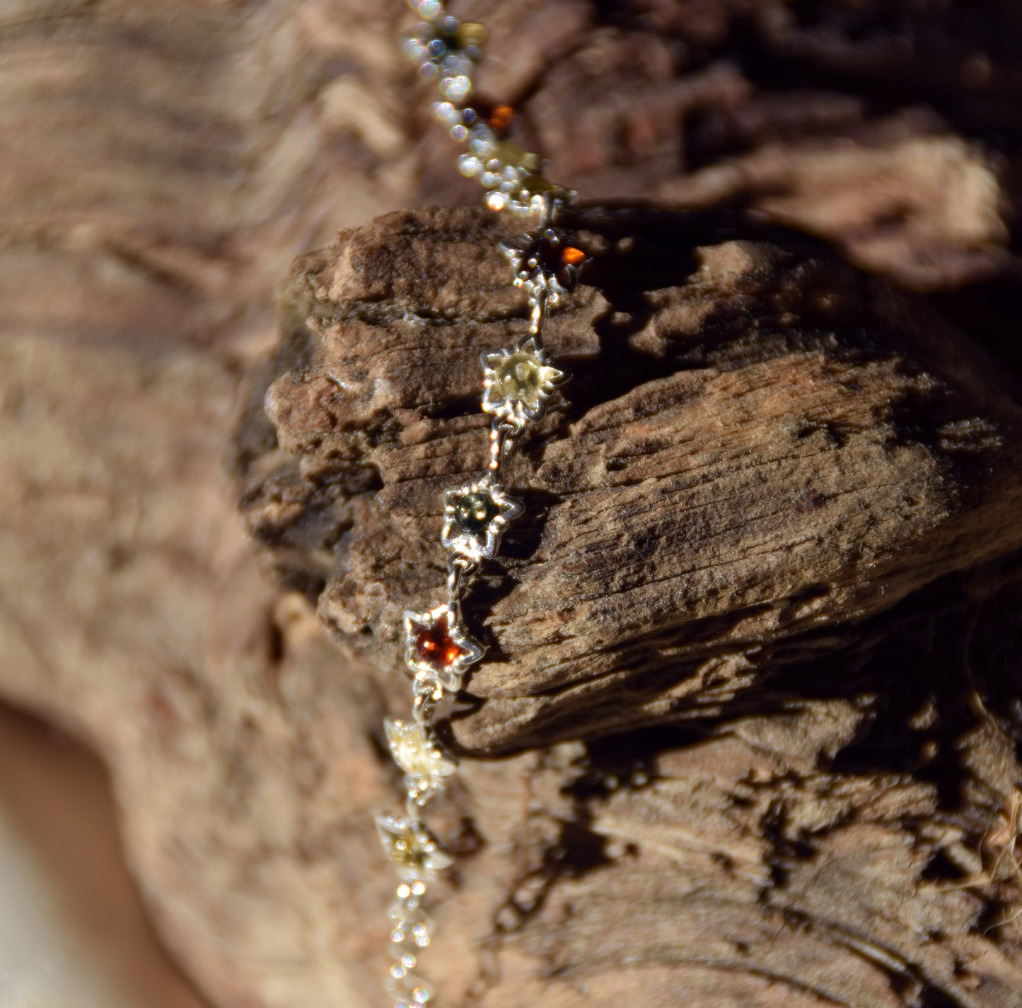 Delicato bracciale floreale creato in Ambra naturale di varie tonalità e Argento 925, MJ Baltica, BB108