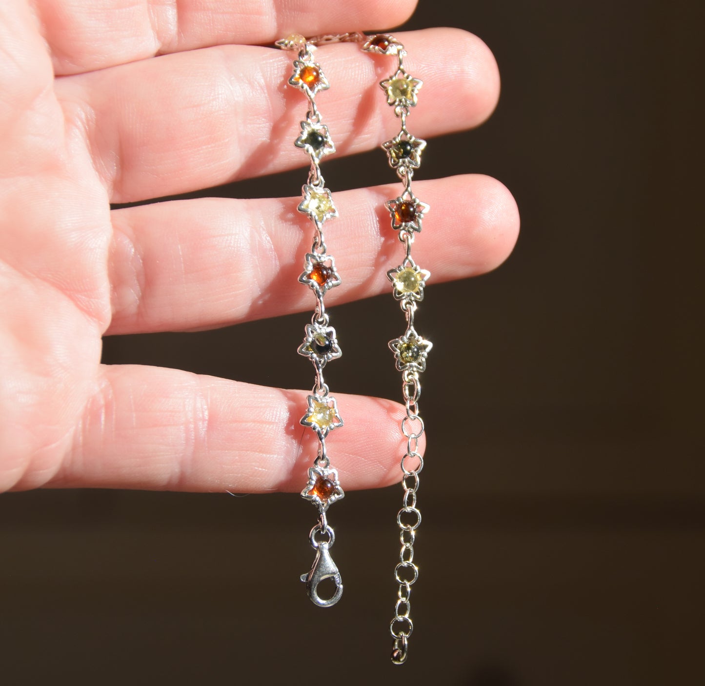 Delicato bracciale floreale creato in Ambra naturale di varie tonalità e Argento 925, MJ Baltica, BB108