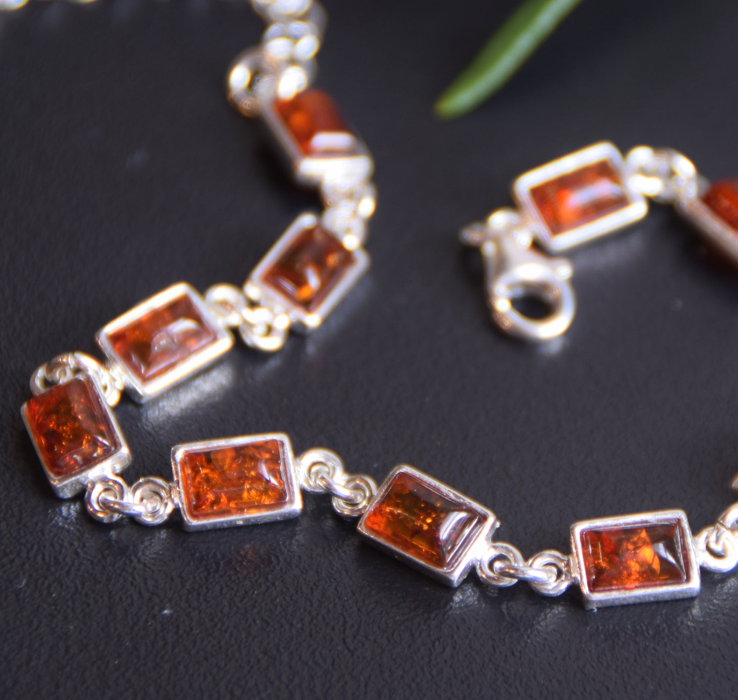 Verstellbares Armband im Jugendstil aus Naturbernstein in Cognacfarbe und 925er Silber, MJ Baltica, BB109